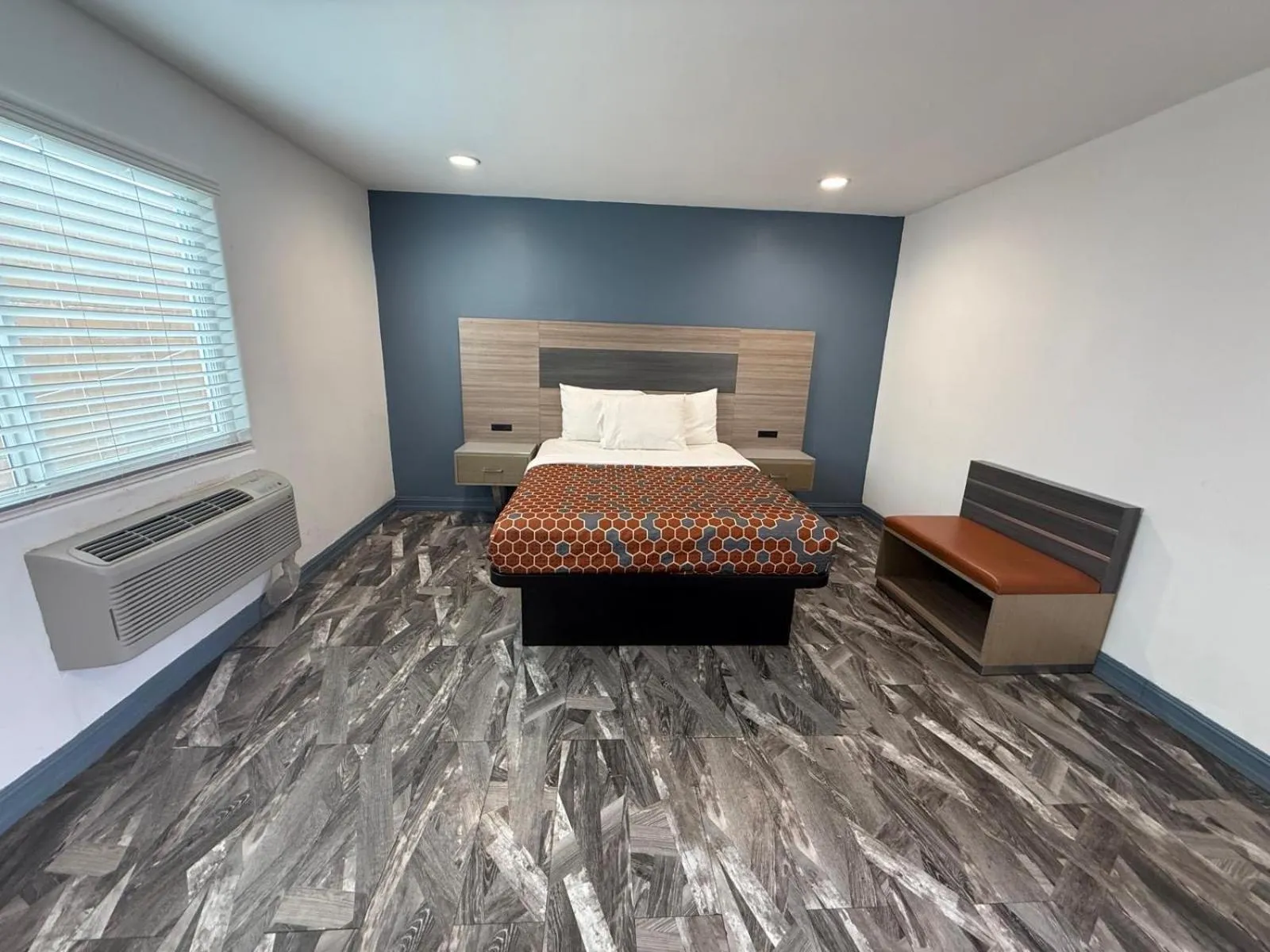 Bed in Travel Inn Motel