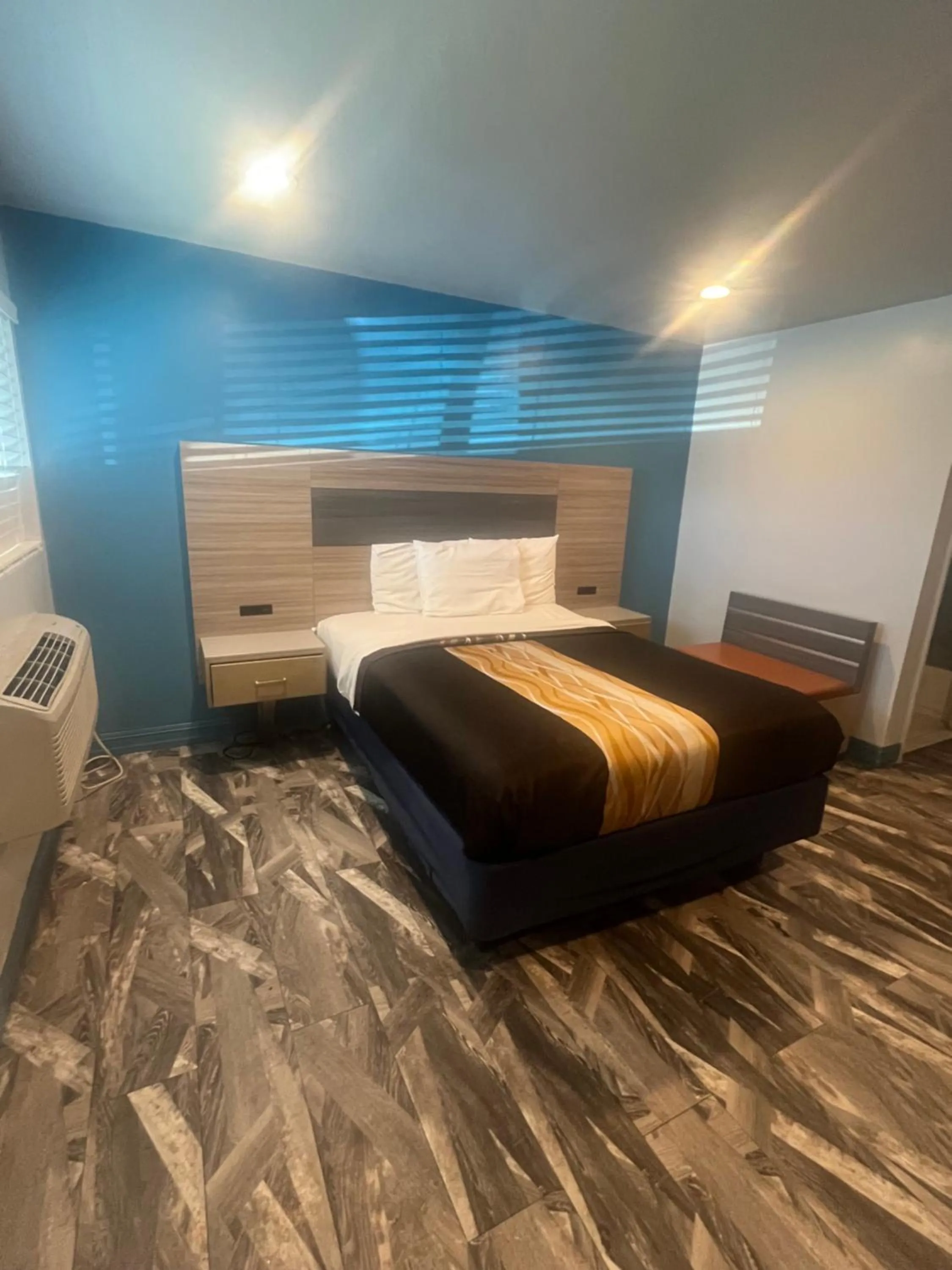 Bed in Travel Inn Motel