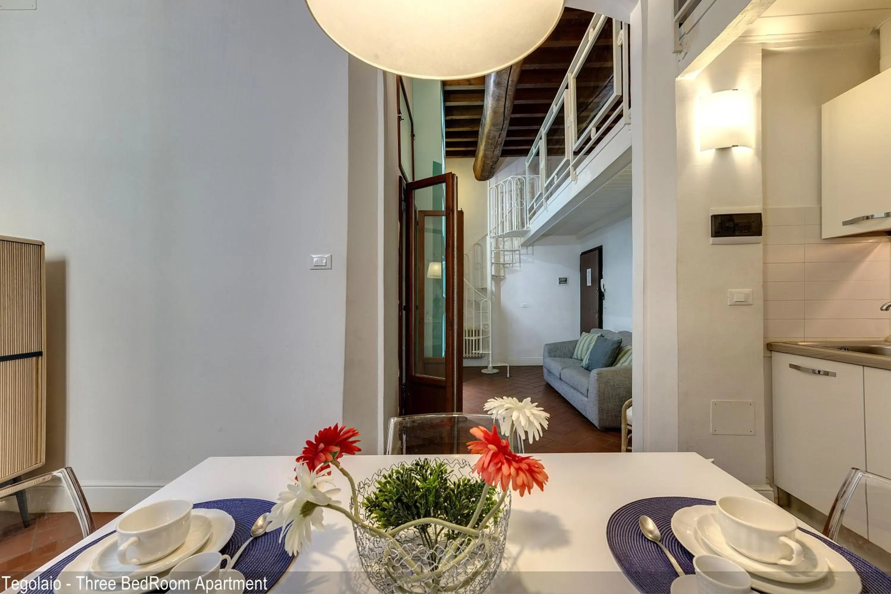 Dining area in Tegolaio Apartments by Mamo Florence