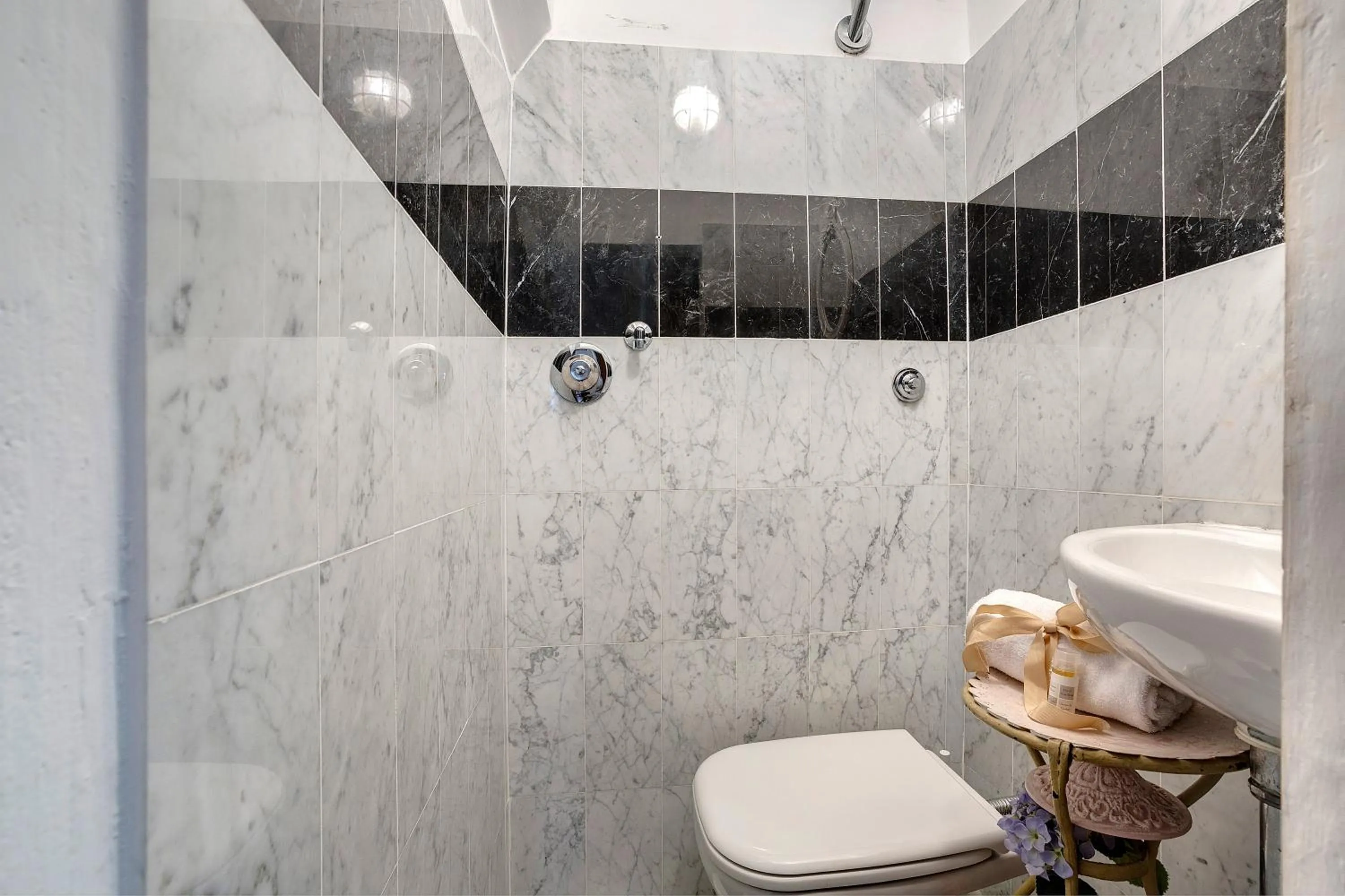 Bathroom in Tegolaio Apartment by Mamo Florence