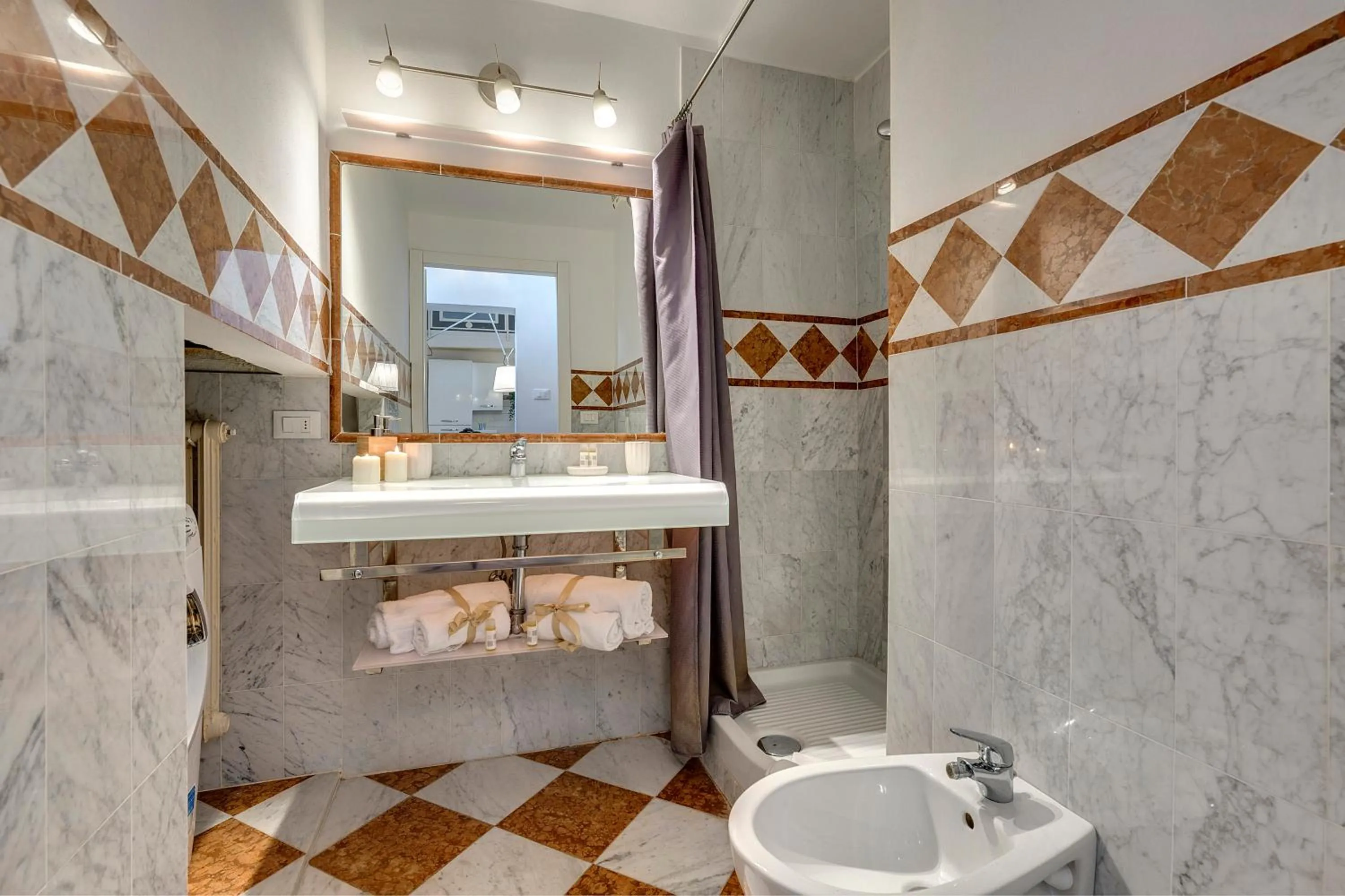 Bathroom in Tegolaio Apartment by Mamo Florence