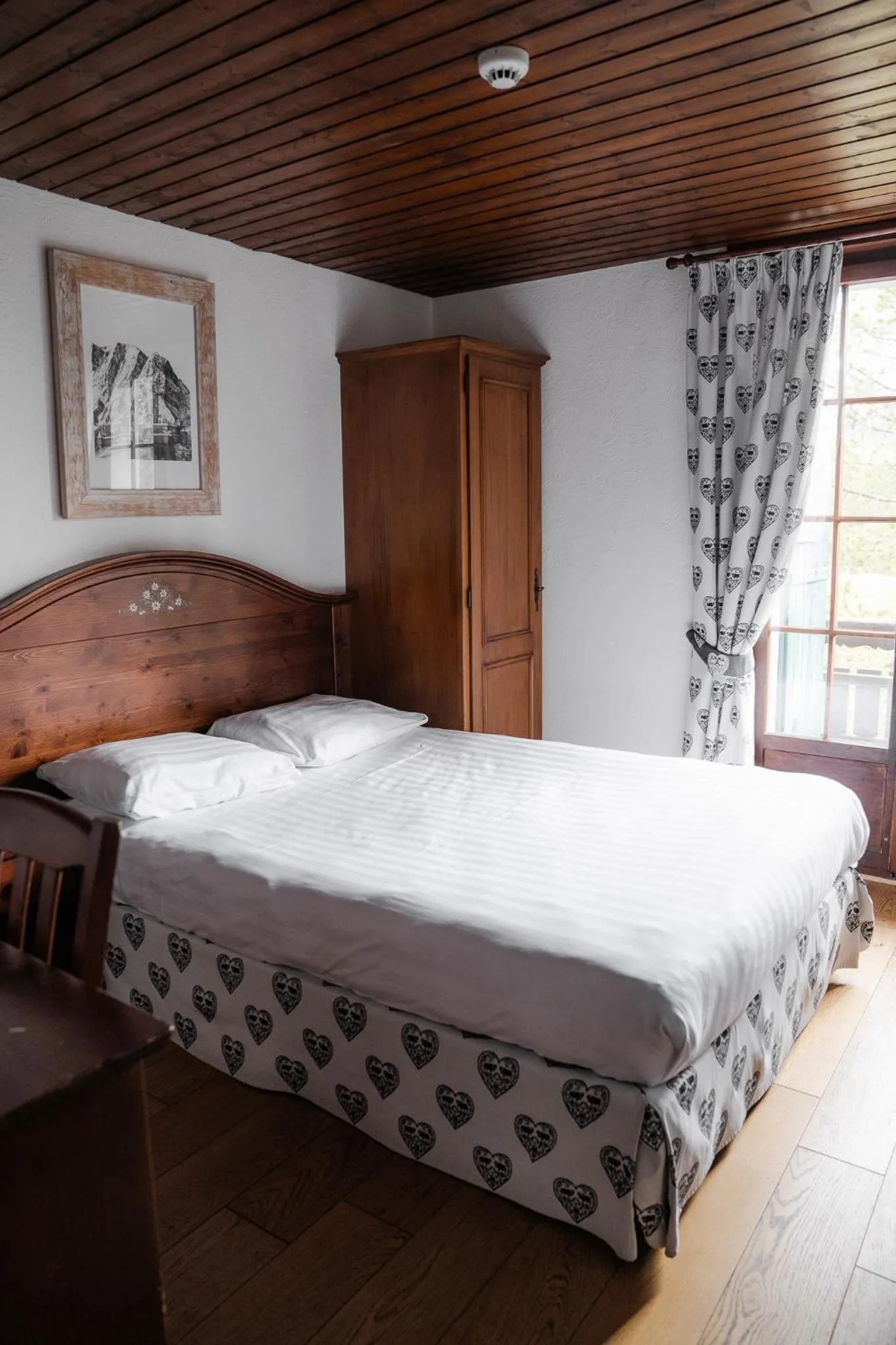 Bedroom, Bed in Hôtel de Gruyères
