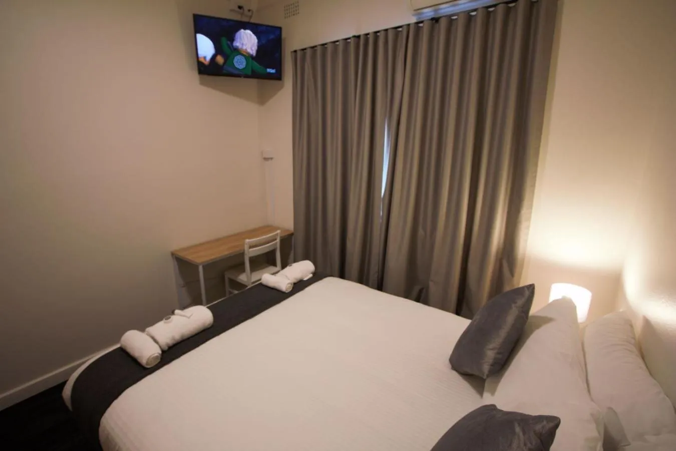 TV and multimedia, Bed in Sydney Junction Hotel