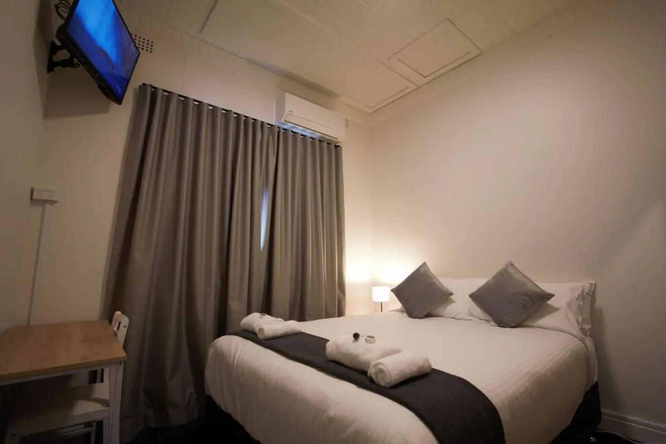 TV and multimedia, Bed in Sydney Junction Hotel