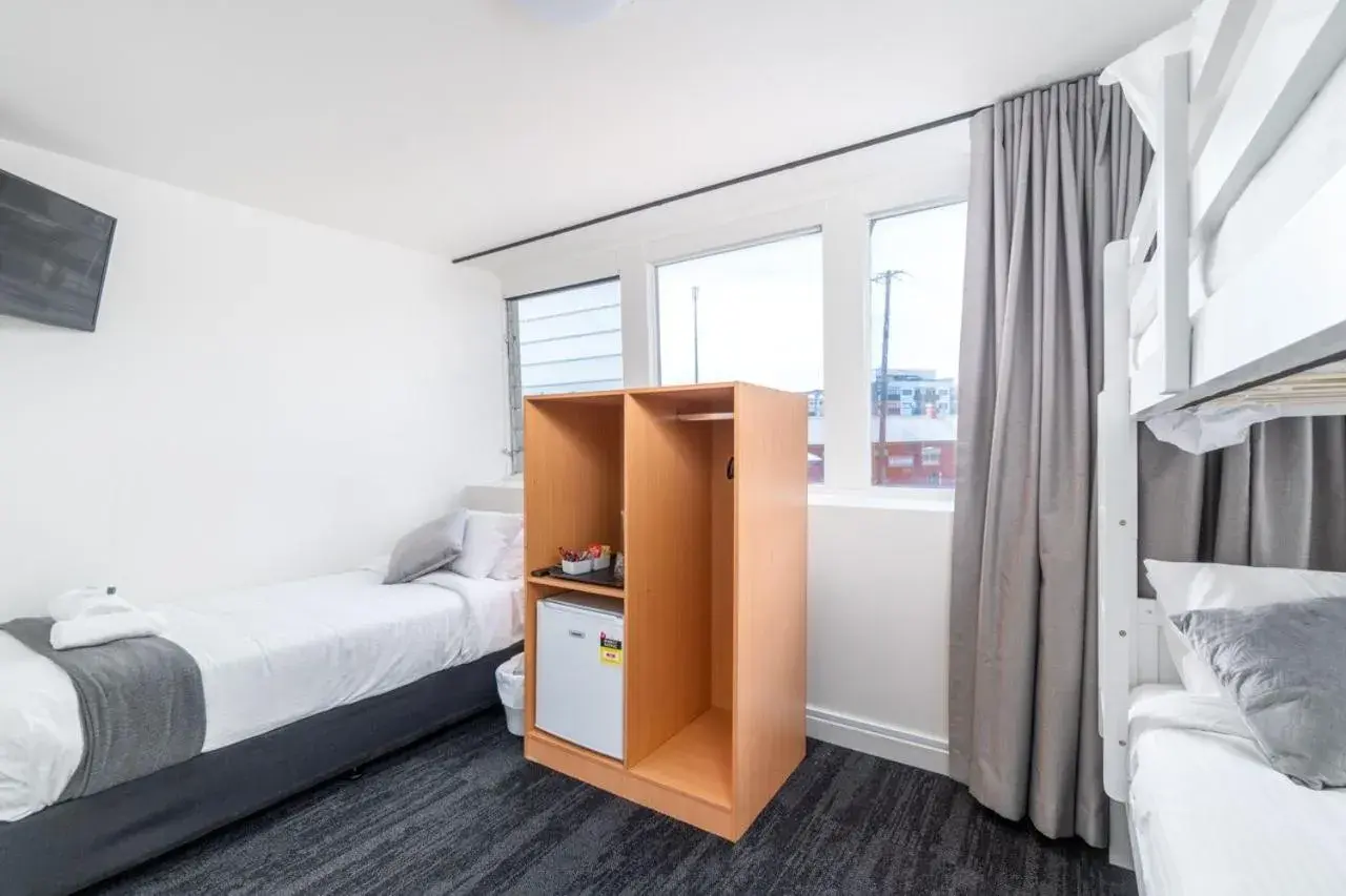 Quadruple Room with Shared Bathroom in Sydney Junction Hotel Quadruple Room with Shared Bathroom in Sydney Junction Hotel