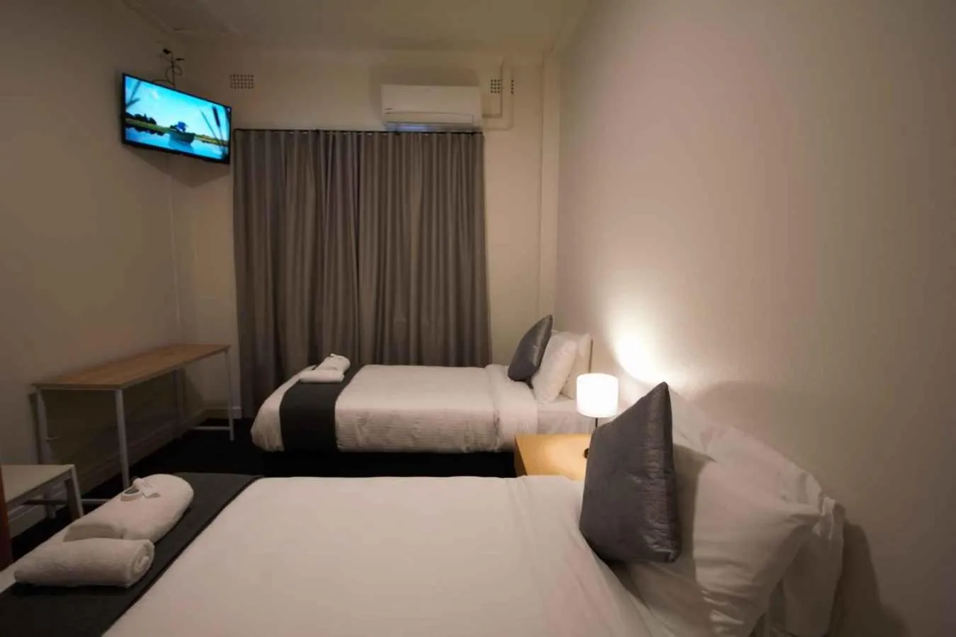 TV and multimedia, Bed in Sydney Junction Hotel