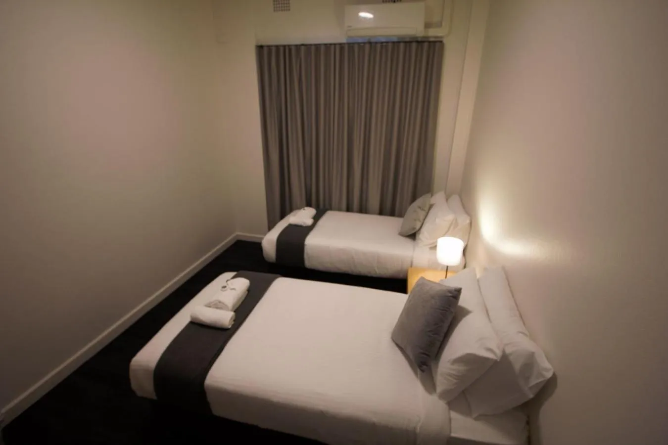 air conditioner, Bed in Sydney Junction Hotel