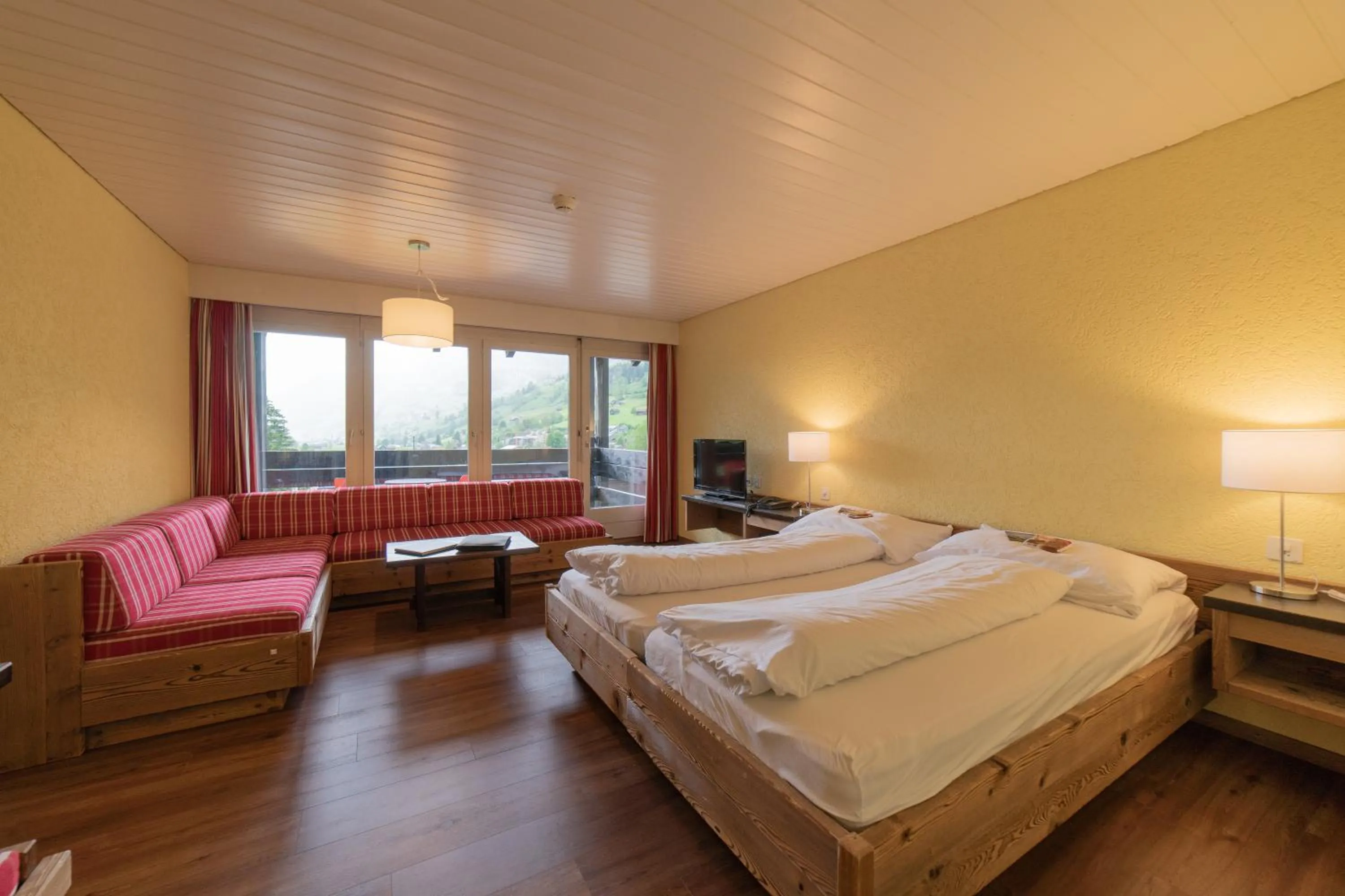 Photo of the whole room, Bed in Hotel Säntis Lodge