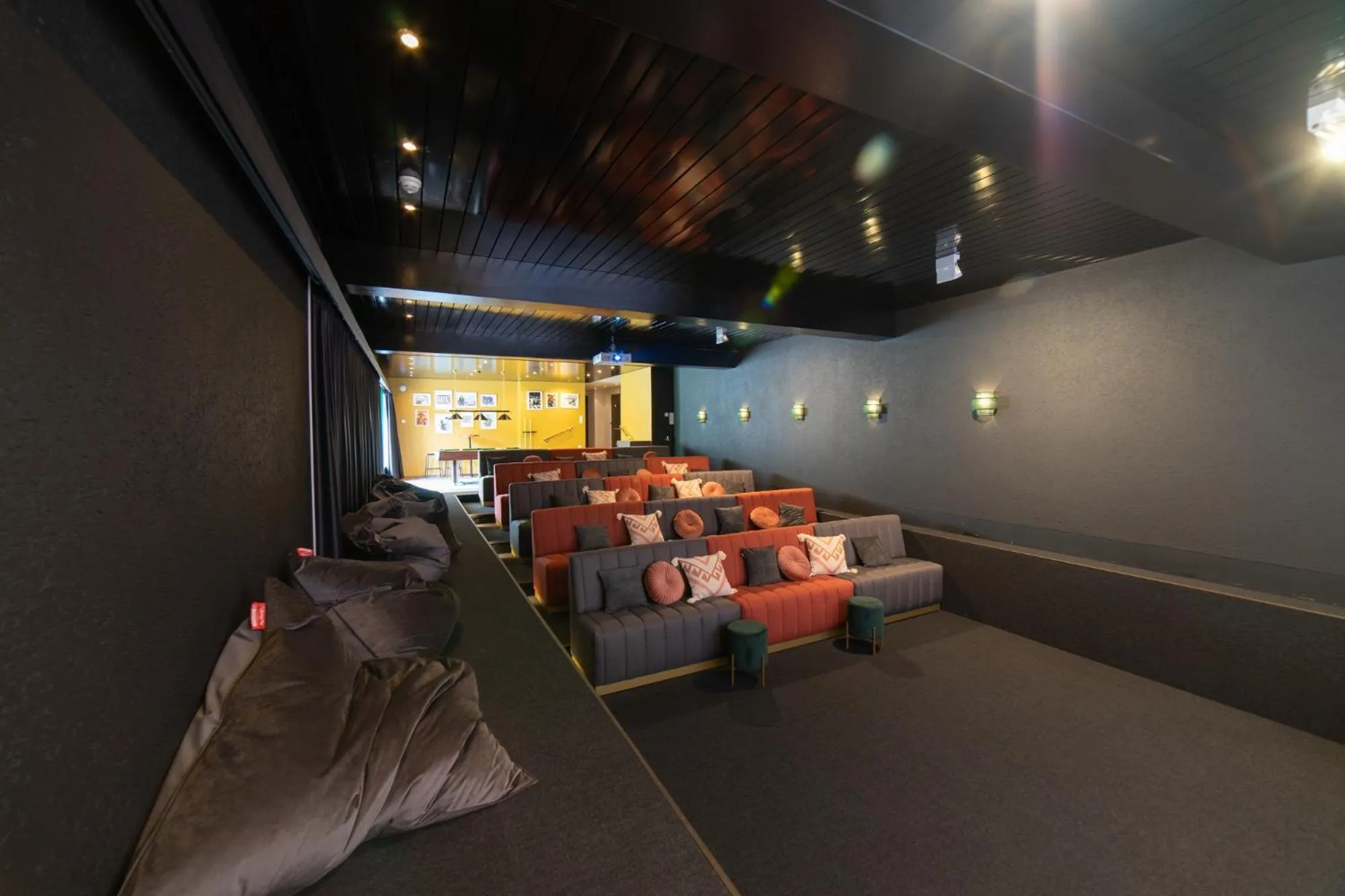 Communal lounge/ TV room in Hotel Säntis Lodge