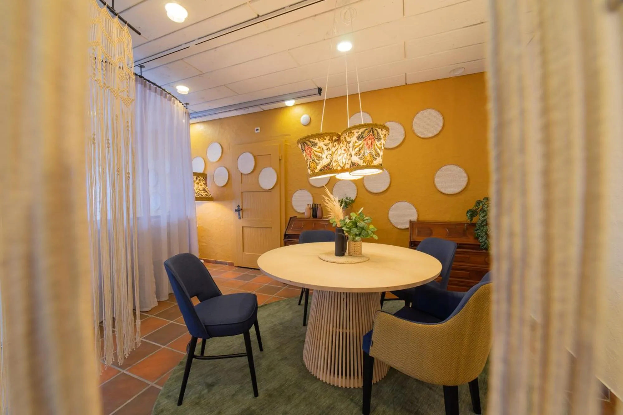 Communal lounge/ TV room in Hotel Säntis Lodge