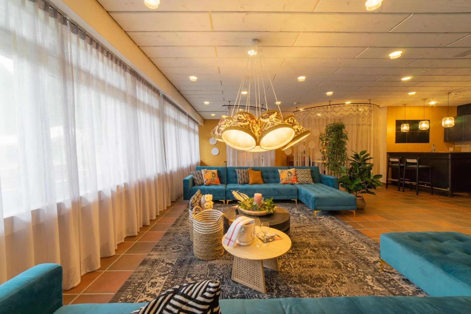 Communal lounge/ TV room in Hotel Säntis Lodge