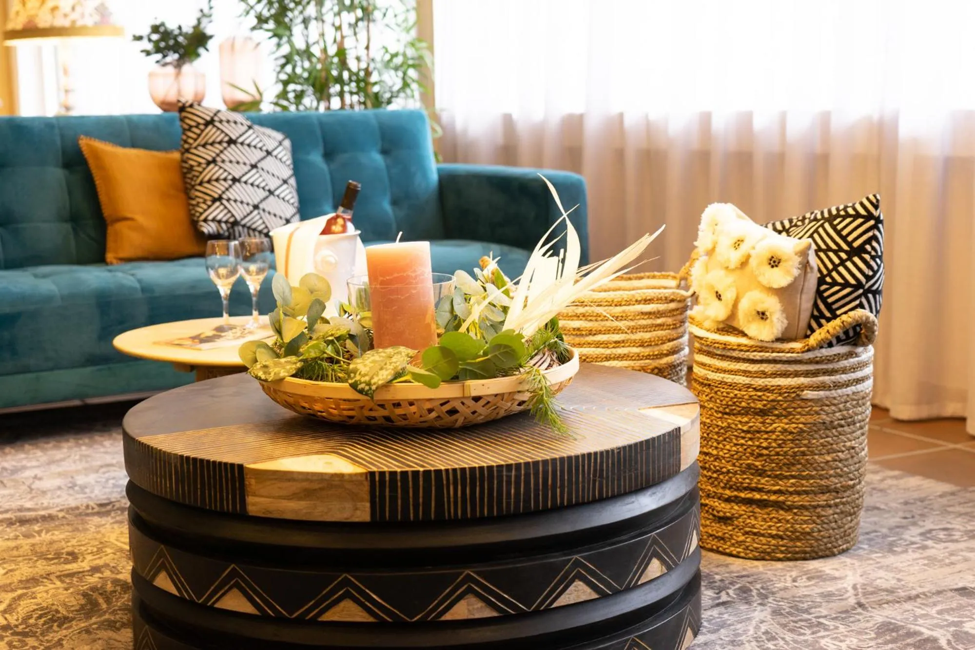 Communal lounge/ TV room in Hotel Säntis Lodge