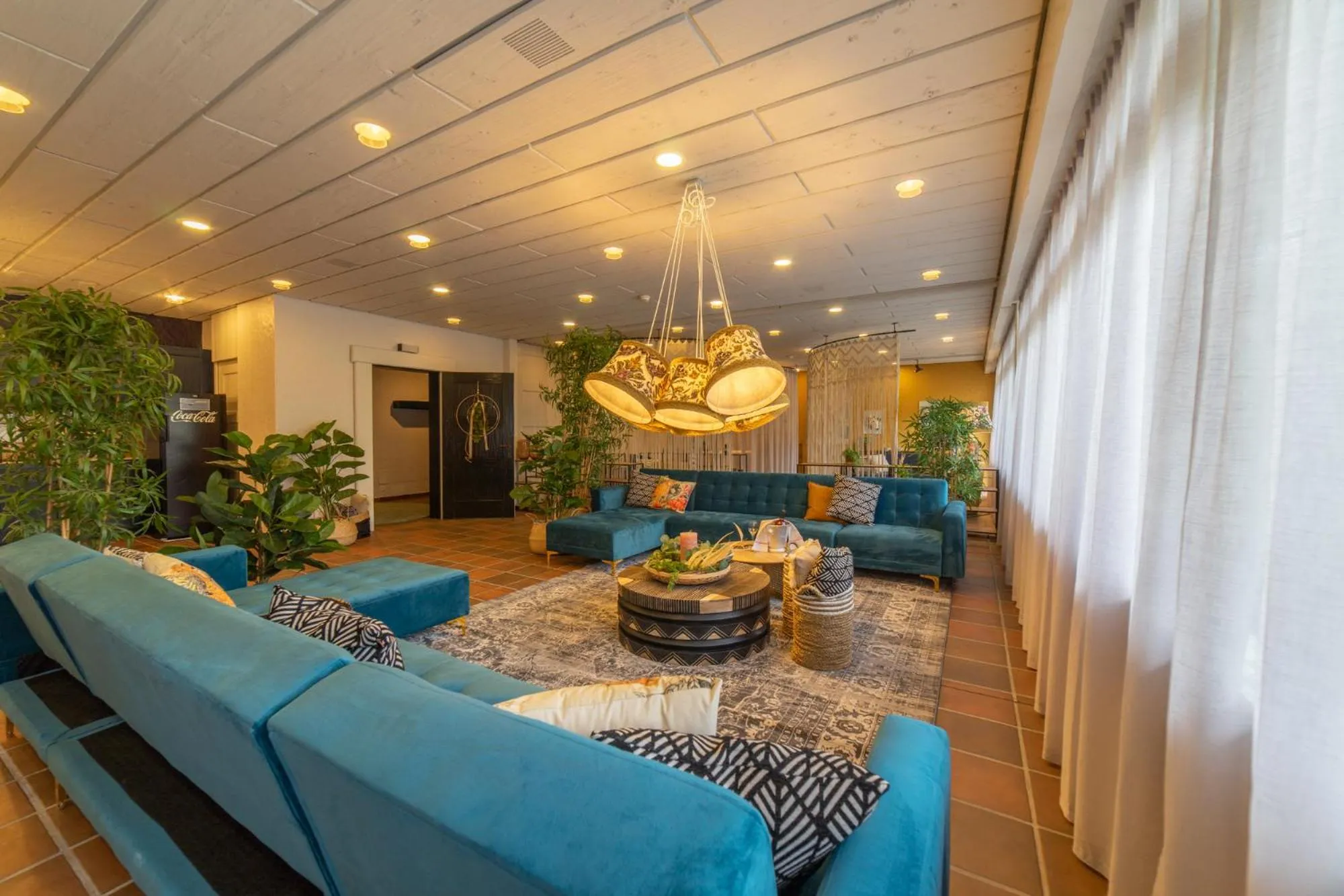 Communal lounge/ TV room in Hotel Säntis Lodge