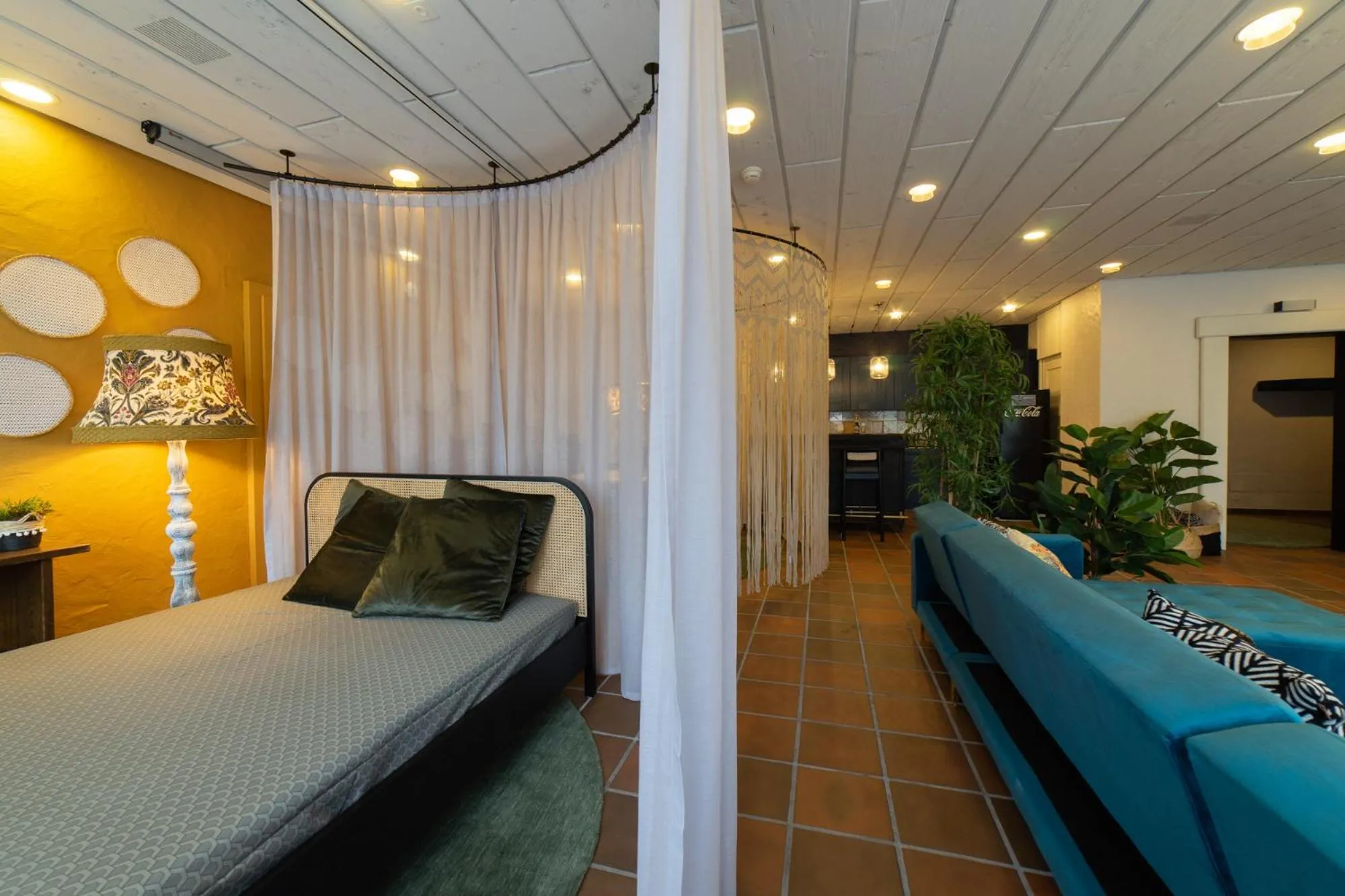 Communal lounge/ TV room, Bed in Hotel Säntis Lodge