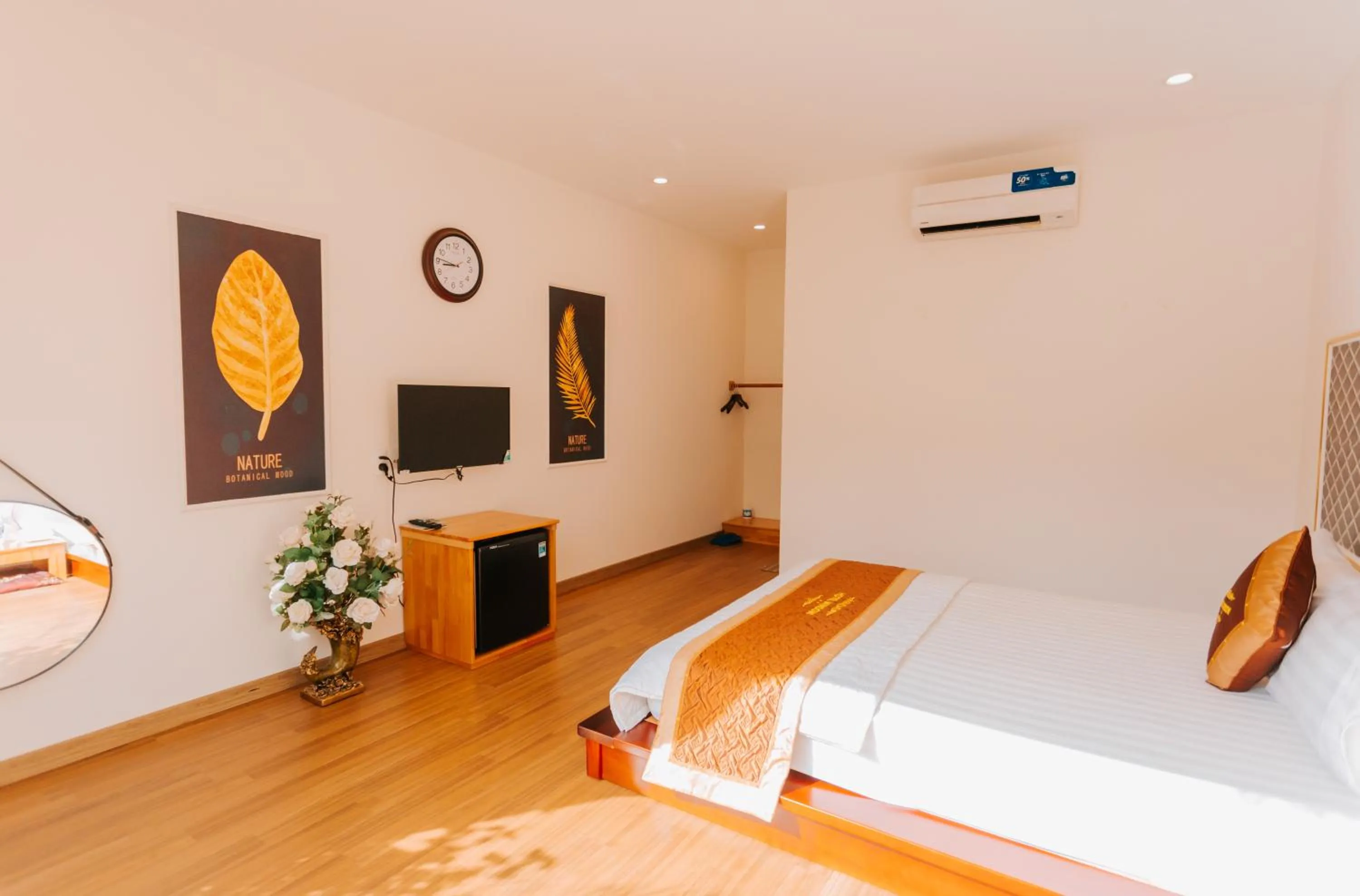 Photo of the whole room, Bed in Window Homestay