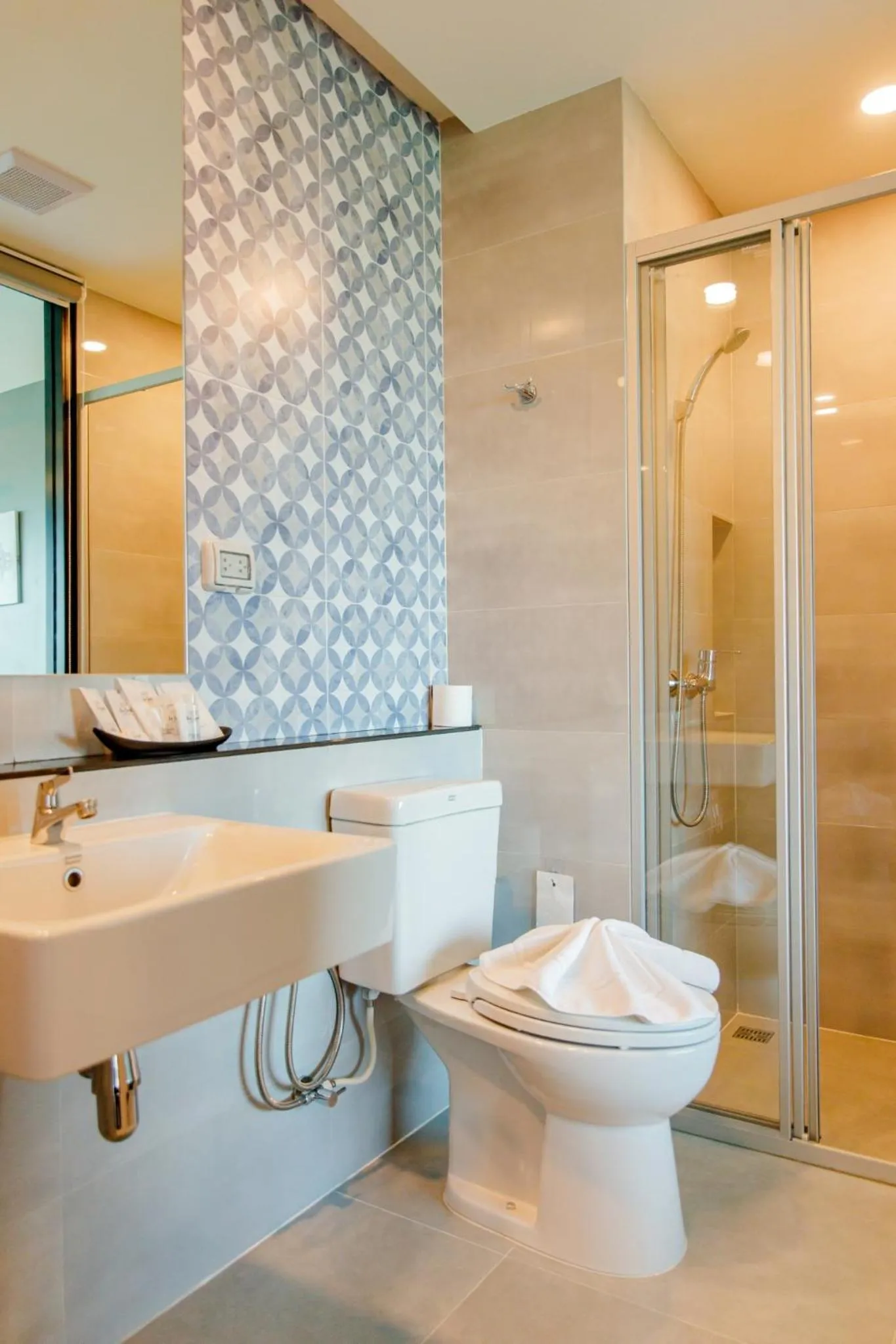 Toilet in Le Lert Hotel Ratchaburi