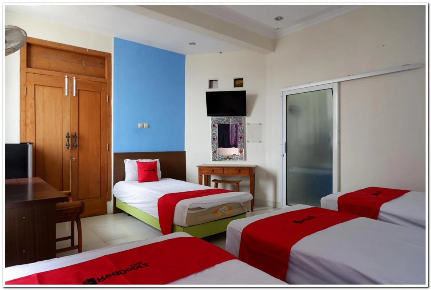 Bedroom, TV/Entertainment Center in RedDoorz near Lempuyangan Train Station