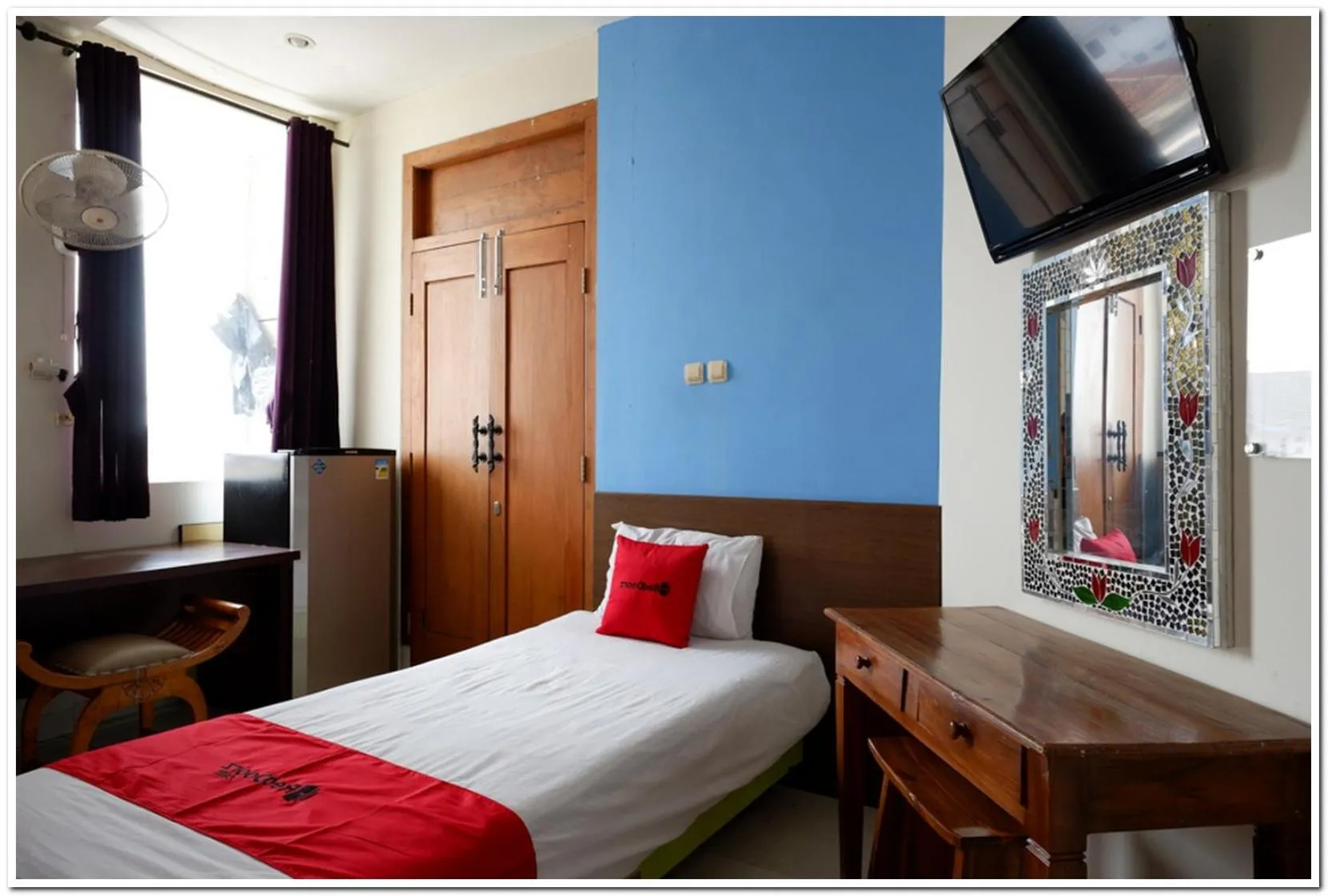 Bedroom, TV/Entertainment Center in RedDoorz near Lempuyangan Train Station