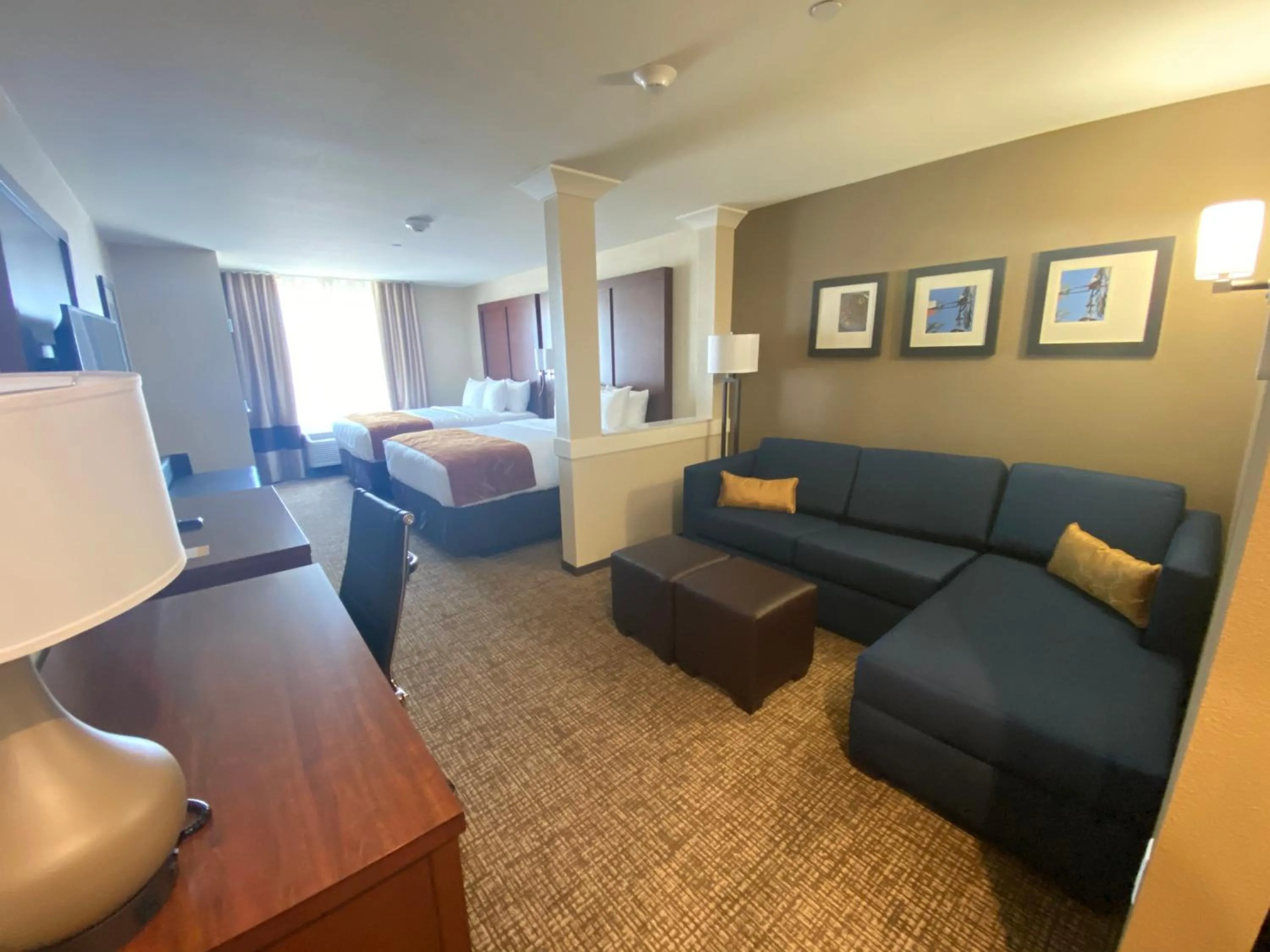 Seating area, Bed in Comfort Suites Midland West