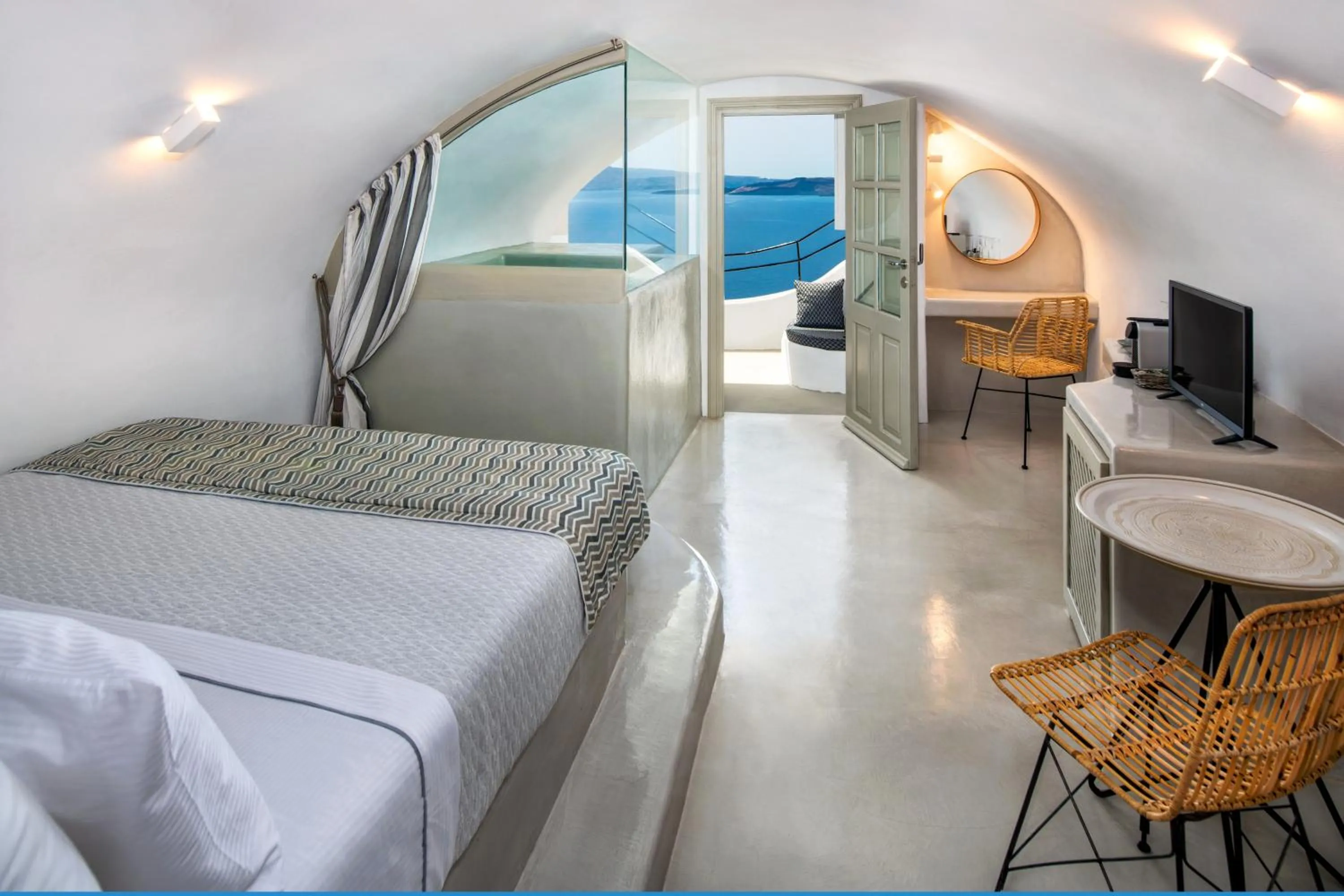 Hot Tub, Bed in Kaleidoscope Oia Suites