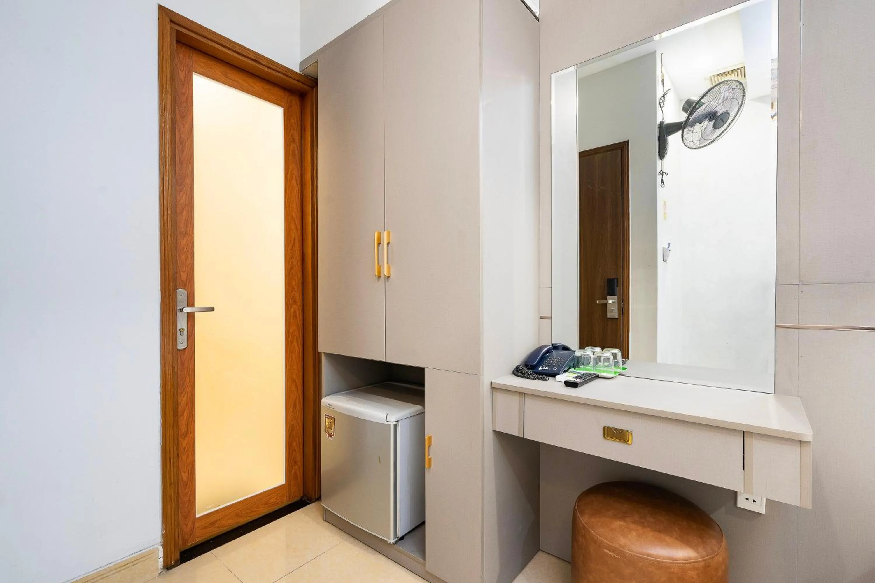 wardrobe in Lucky Star Hotel Nguyen Trai Q5