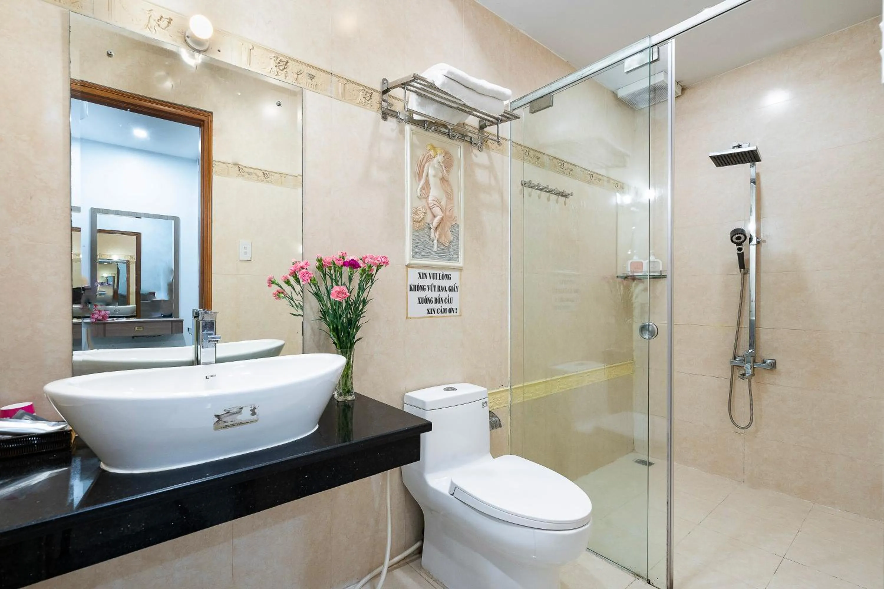 Bathroom in Lucky Star Hotel Nguyen Trai Q5