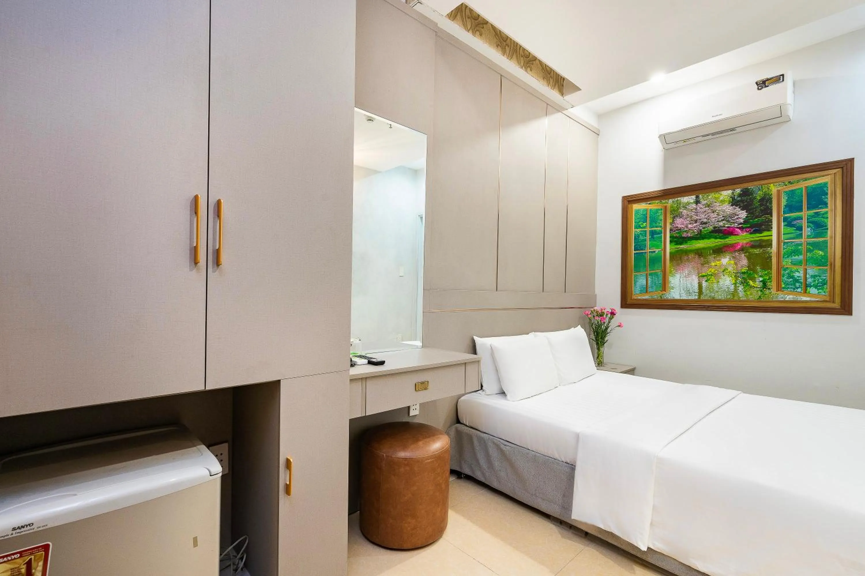 Photo of the whole room, Bed in Lucky Star Hotel Nguyen Trai Q5