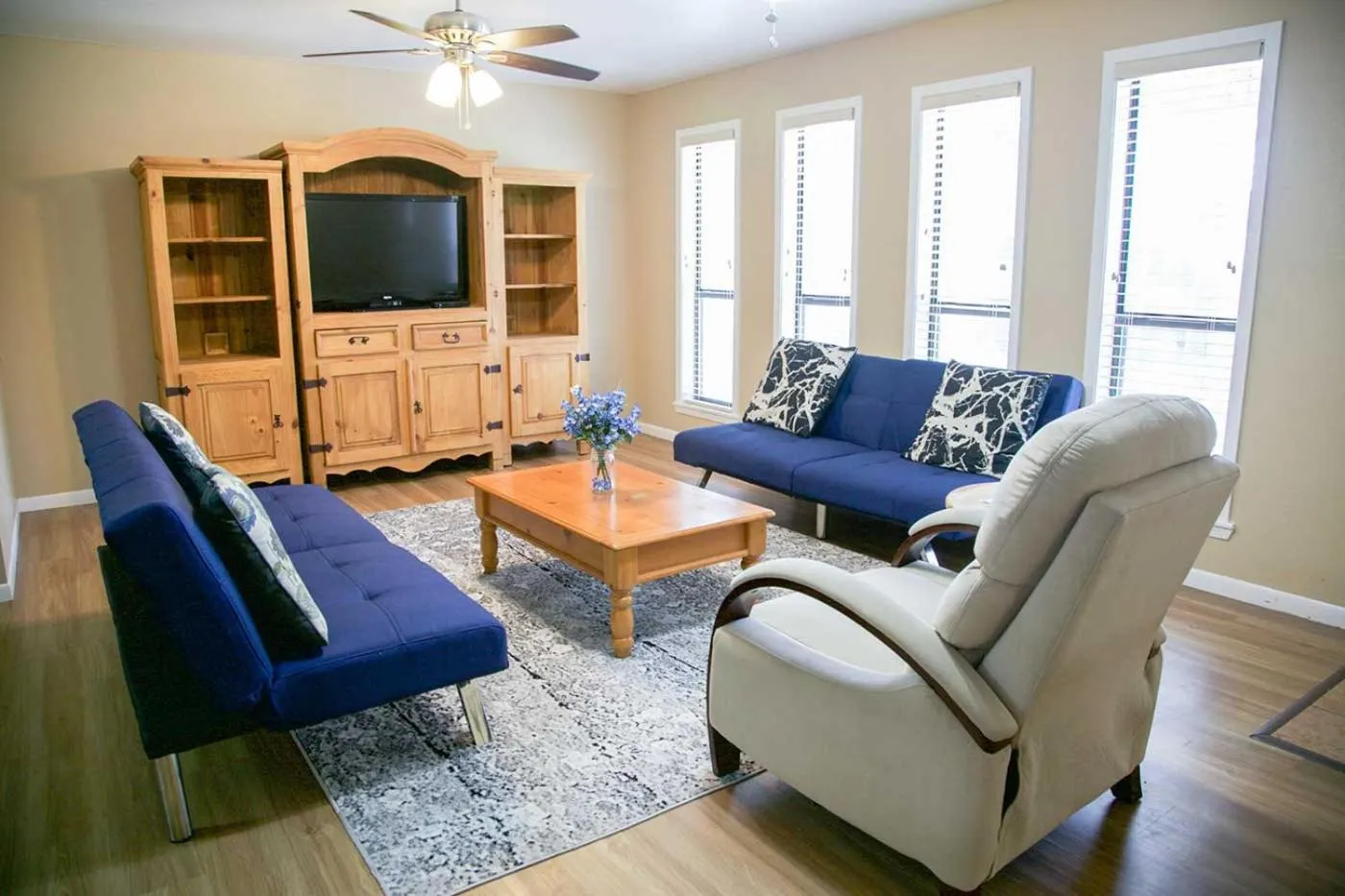 Living room in Shiner Country Inn