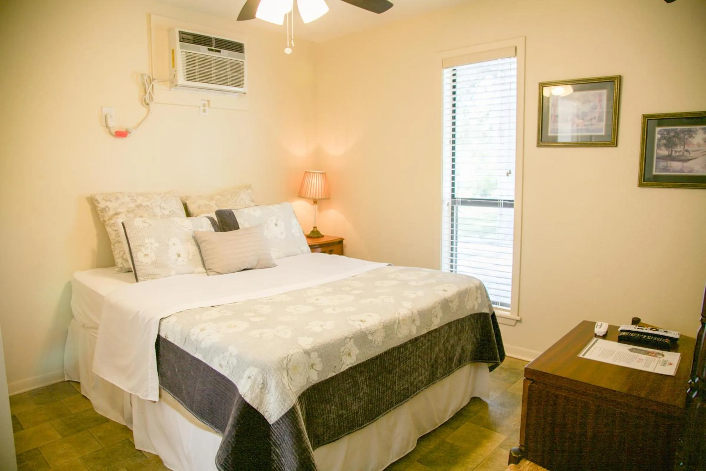 Bedroom, Bed in Shiner Country Inn