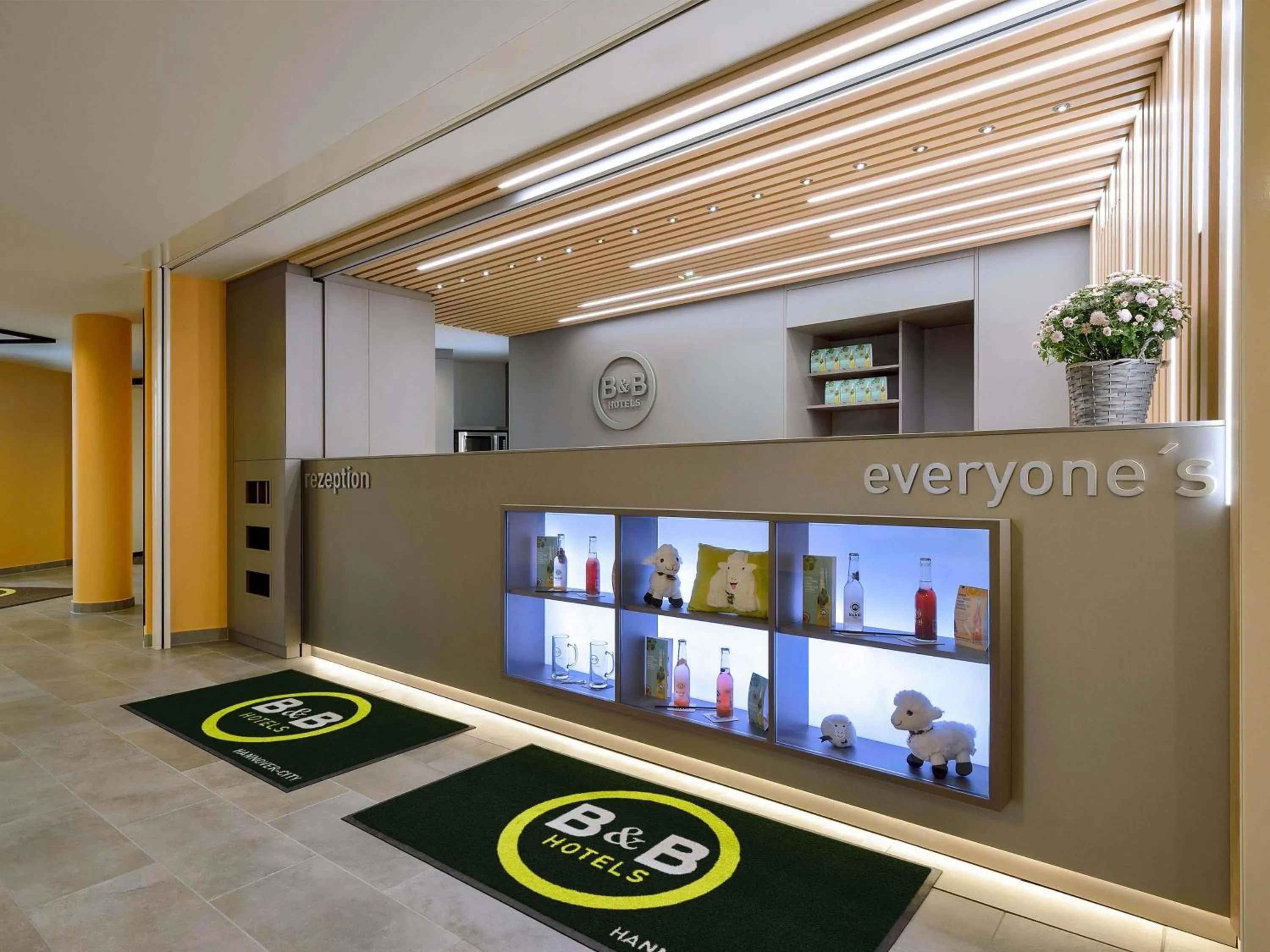 Lobby or reception in B&B Hotel Hannover-City