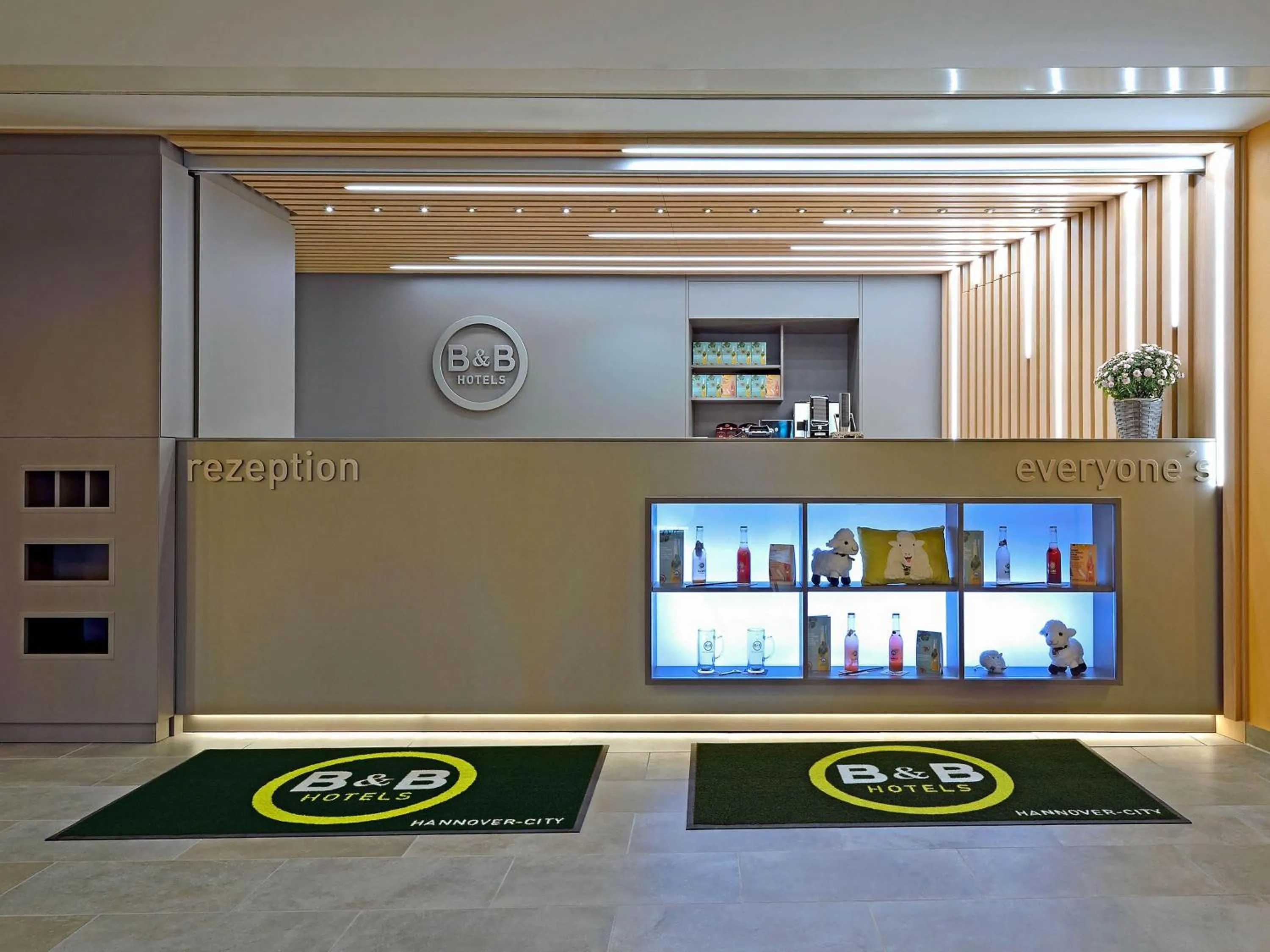 Lobby or reception in B&B Hotel Hannover-City