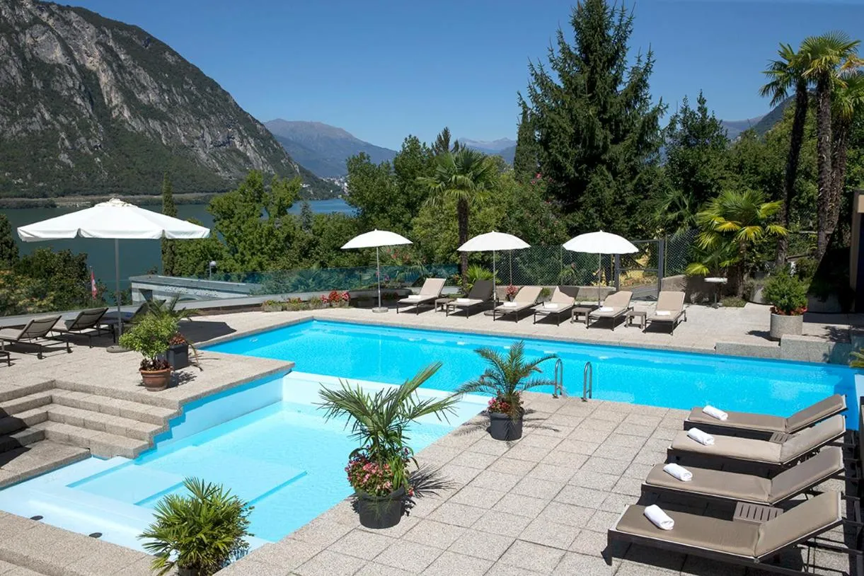 Swimming pool in Hotel Campione