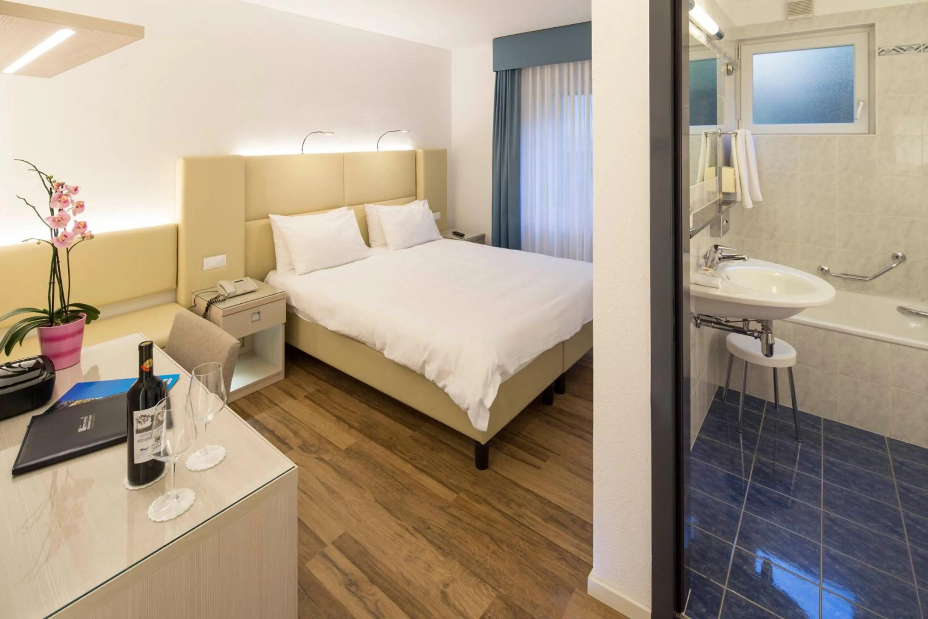 Bathroom, Bed in Hotel Campione