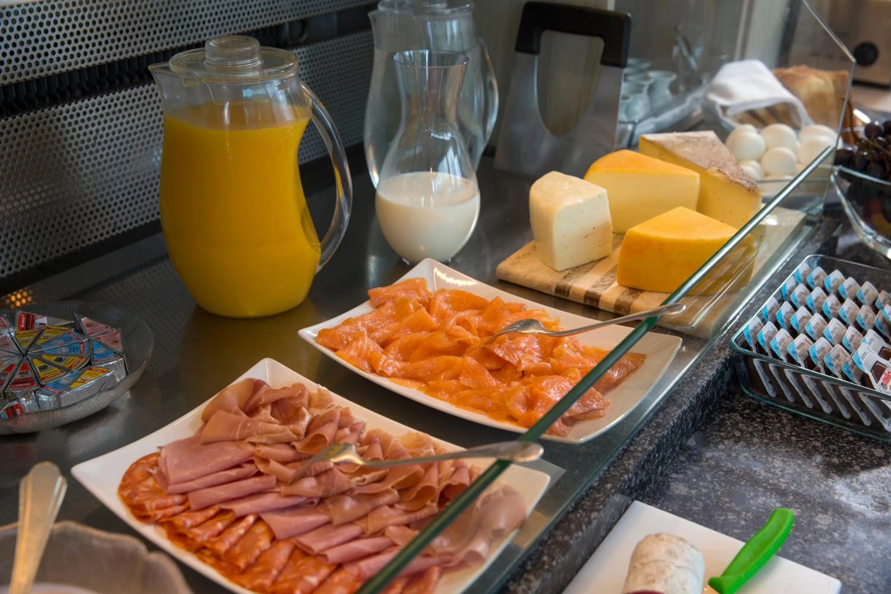 Restaurant/places to eat in Hotel Campione