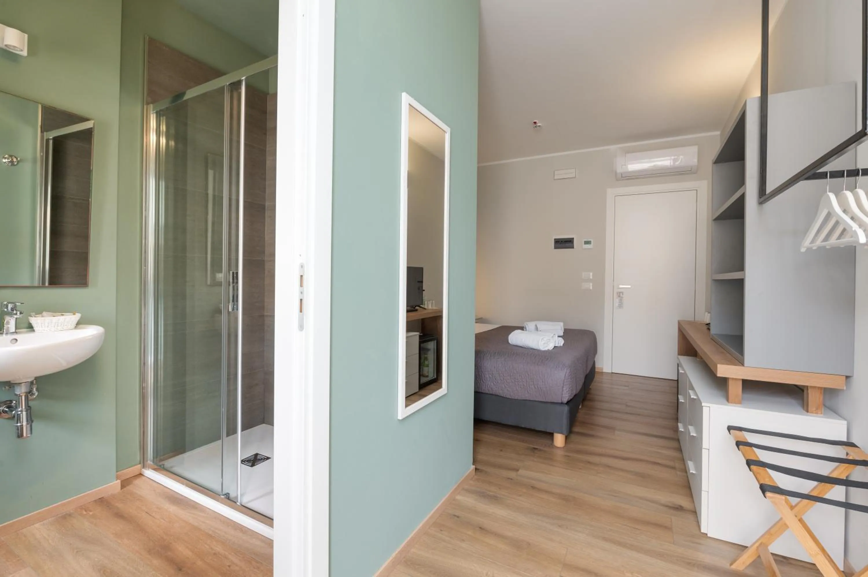 Bathroom, Bed in Hotel Perla