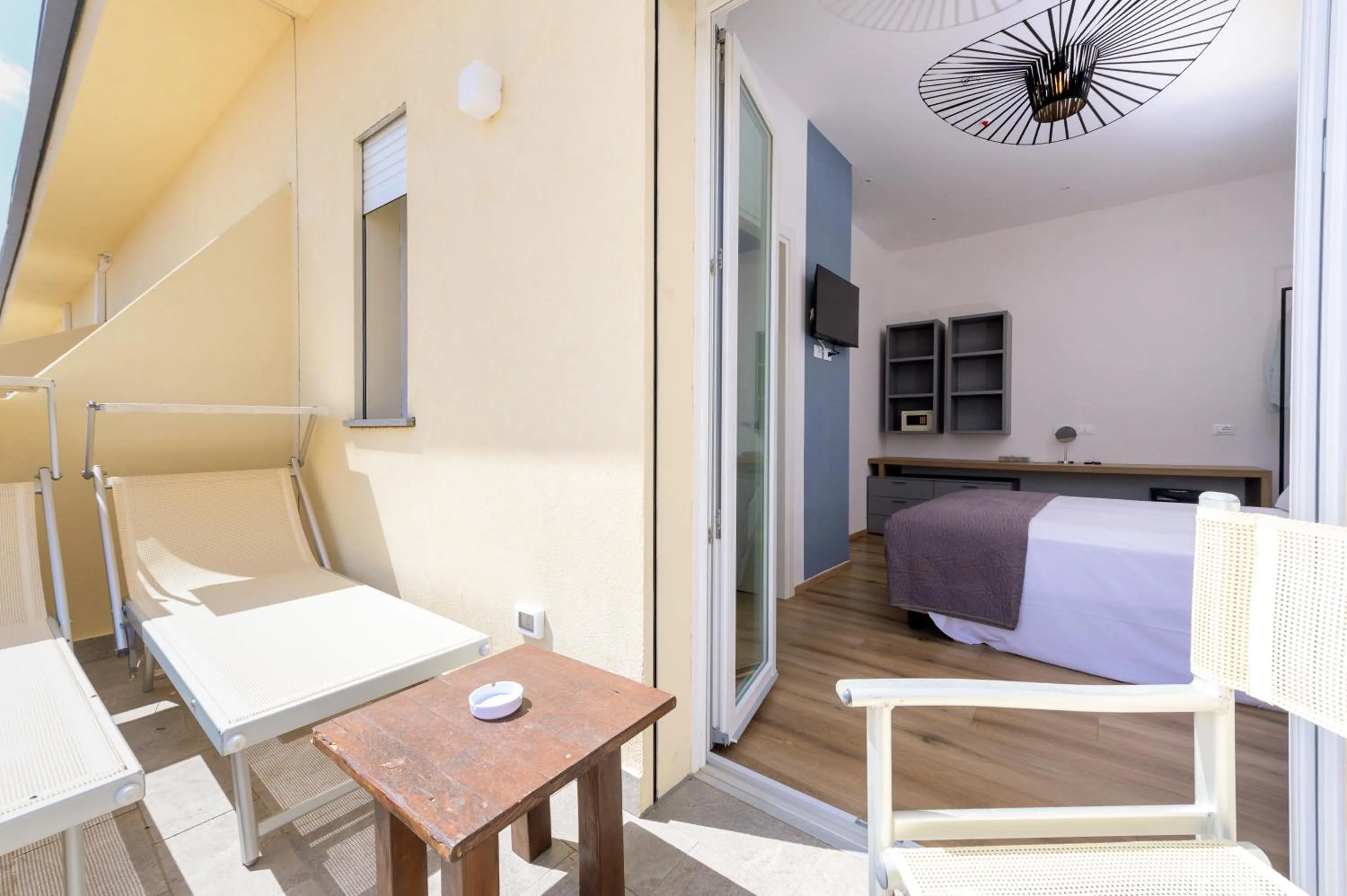 Balcony/Terrace, Bed in Hotel Perla