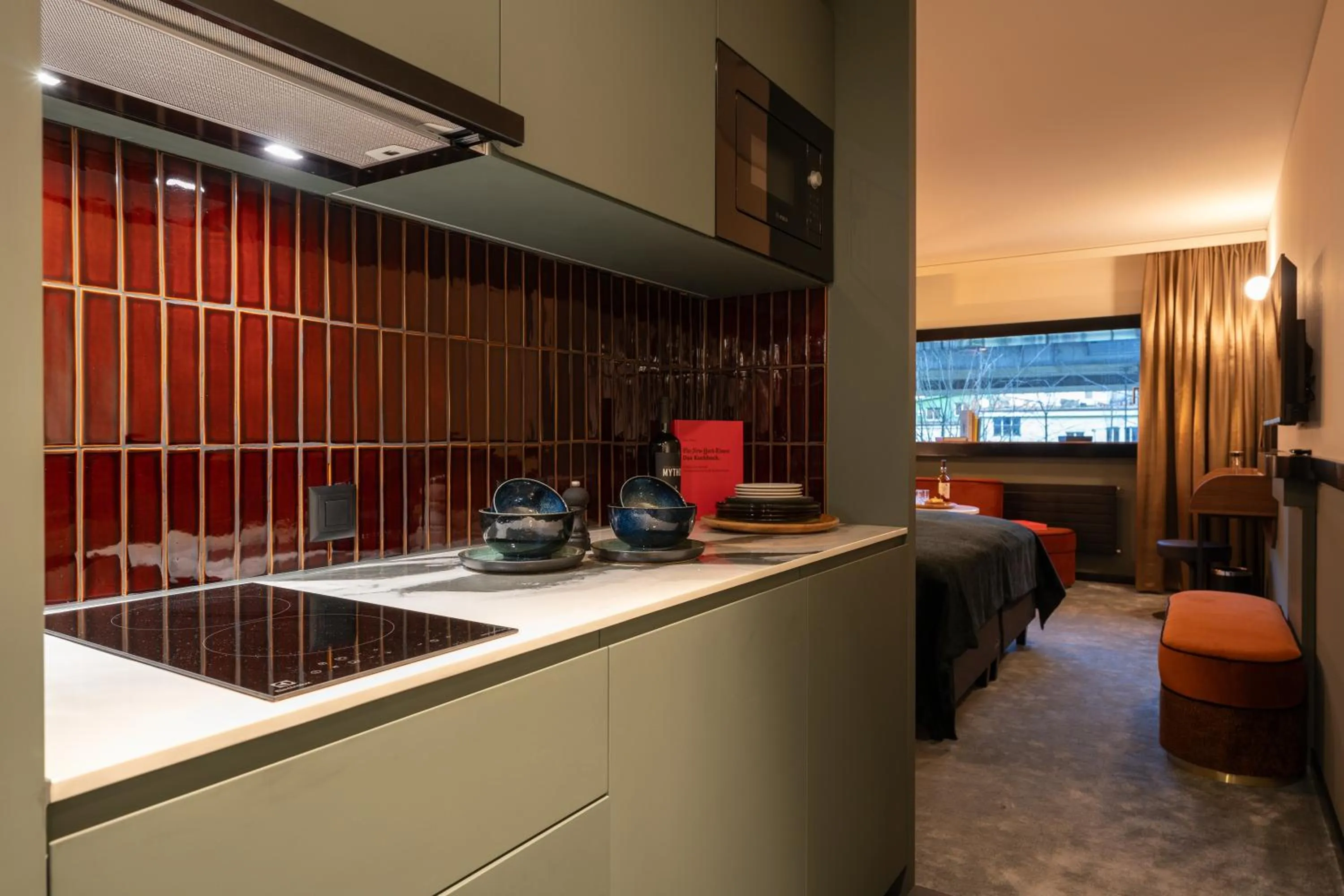 Bed, Kitchen/Kitchenette in becozy Self Check-in & Pop-up Hotel Sihlcity