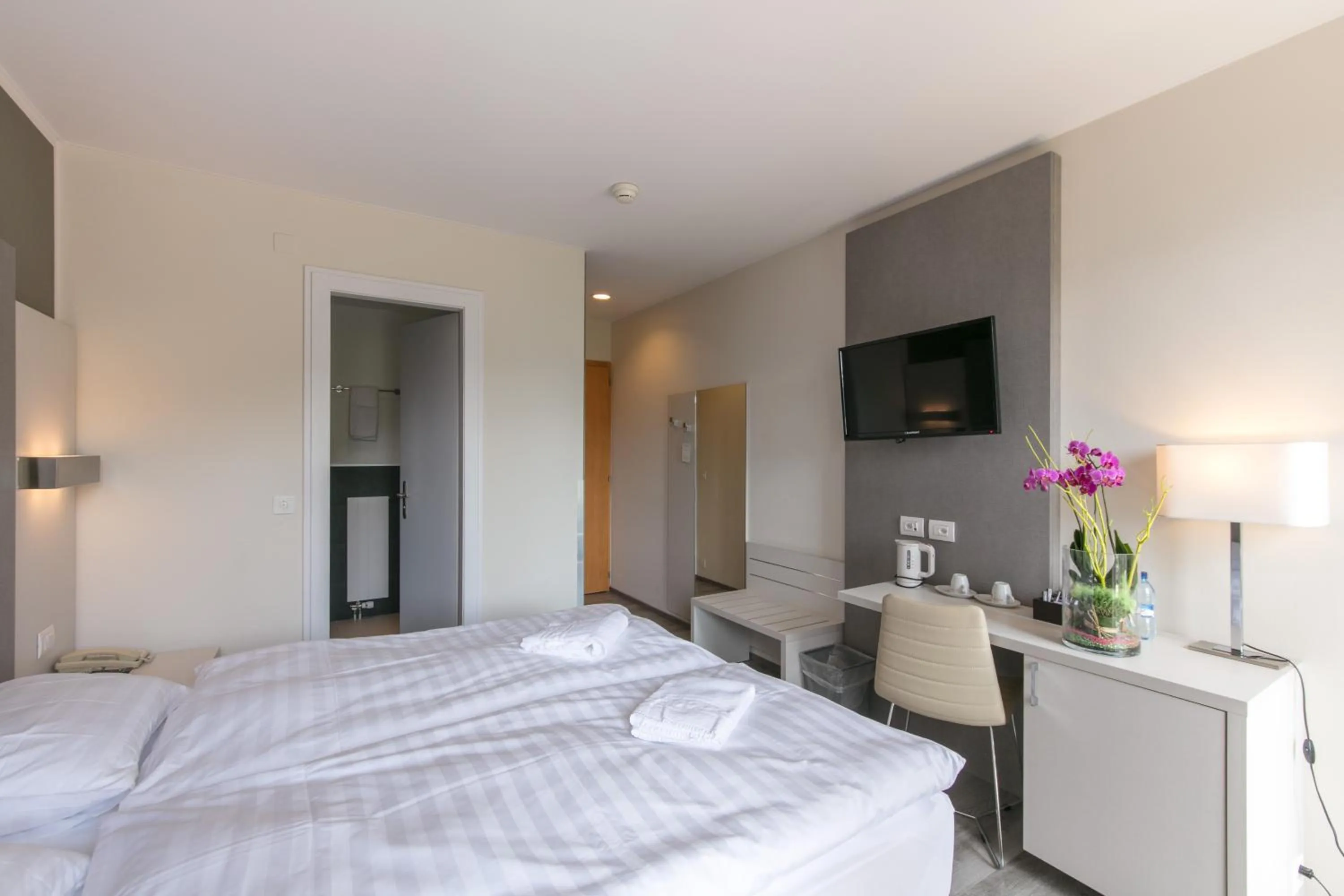 Photo of the whole room, Bed in Hôtel Prealpina