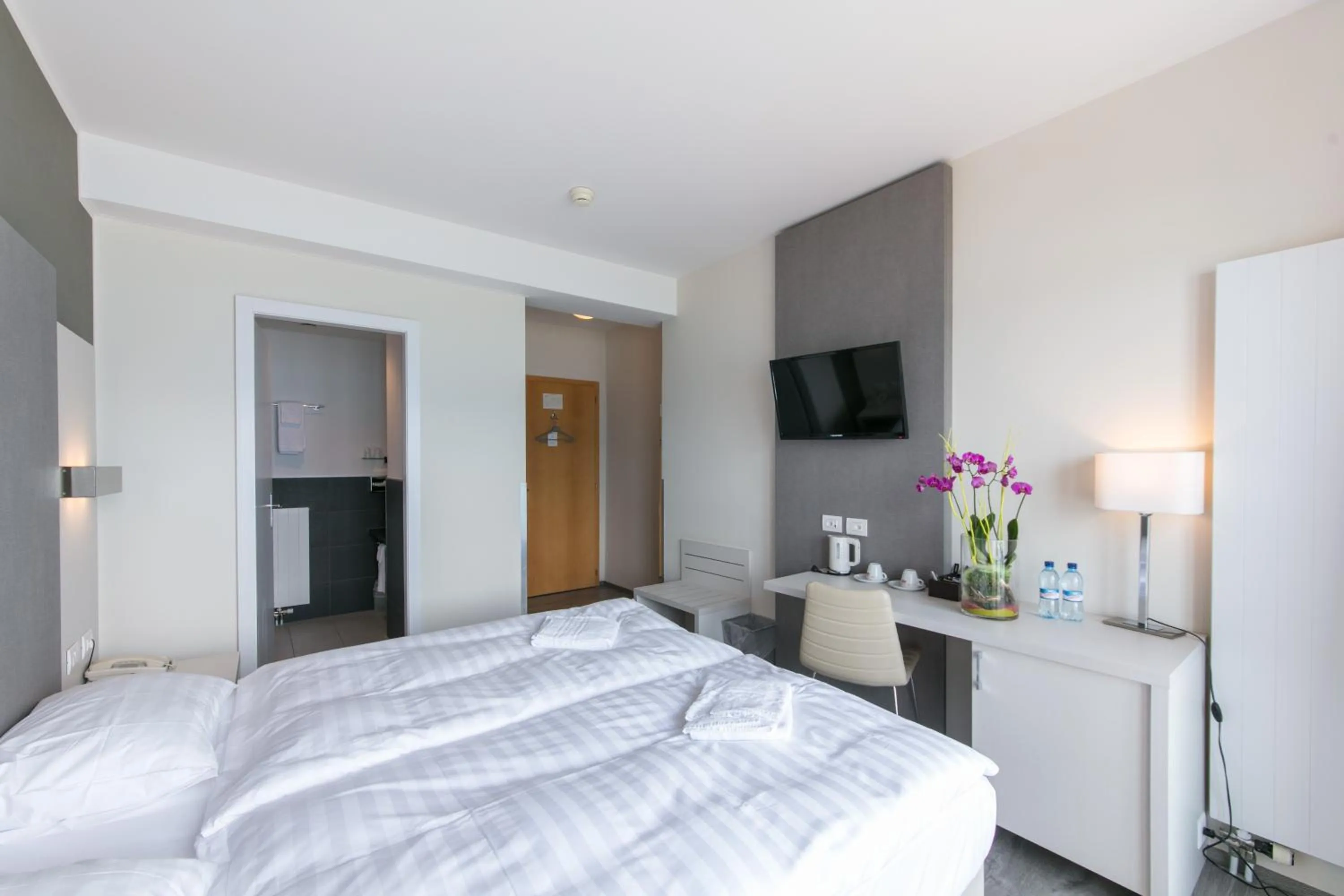 Photo of the whole room, Bed in Hôtel Prealpina