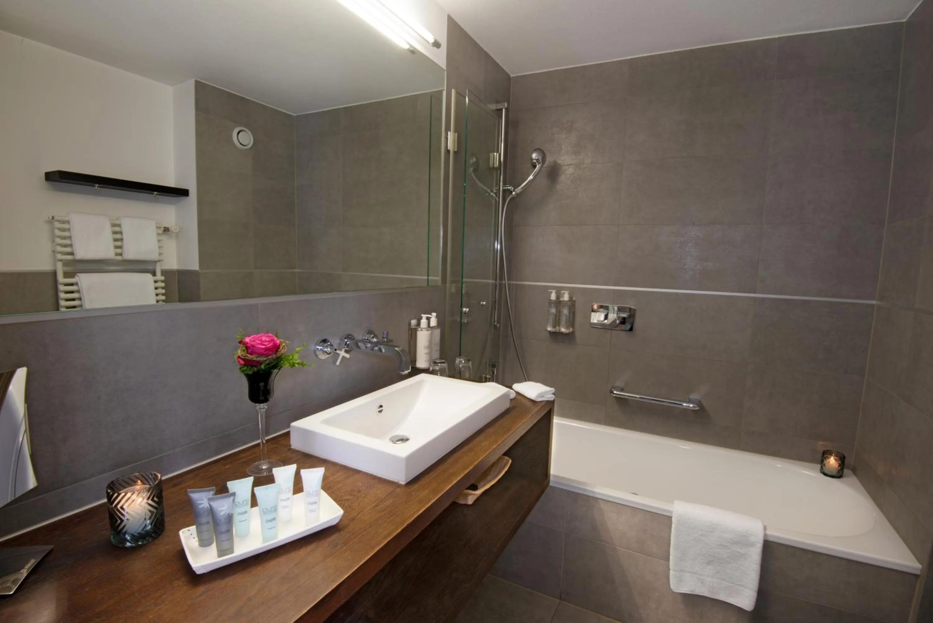 Shower in Le Mirabeau Resort & Spa