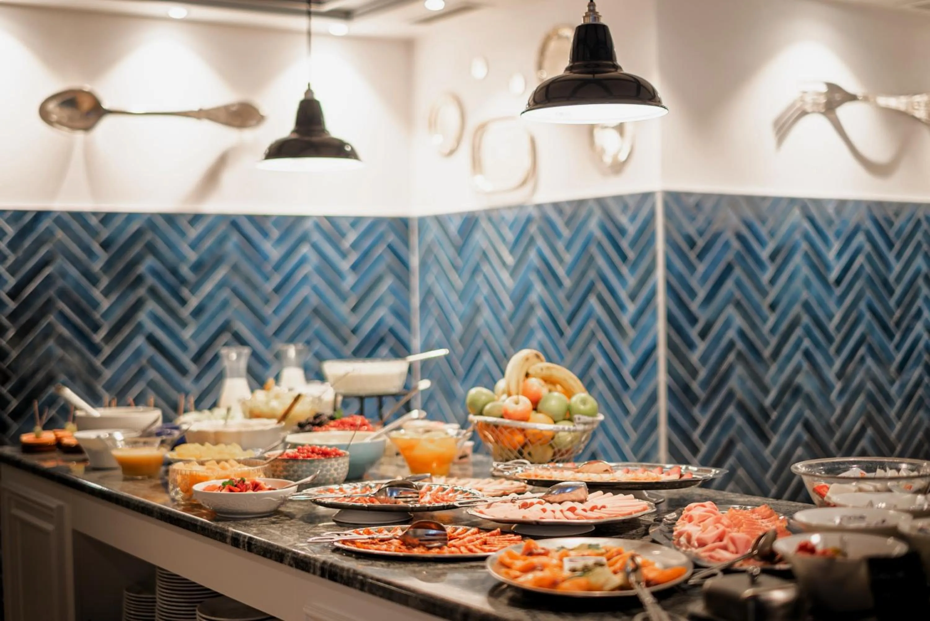 Food and drinks in Le Mirabeau Resort & Spa