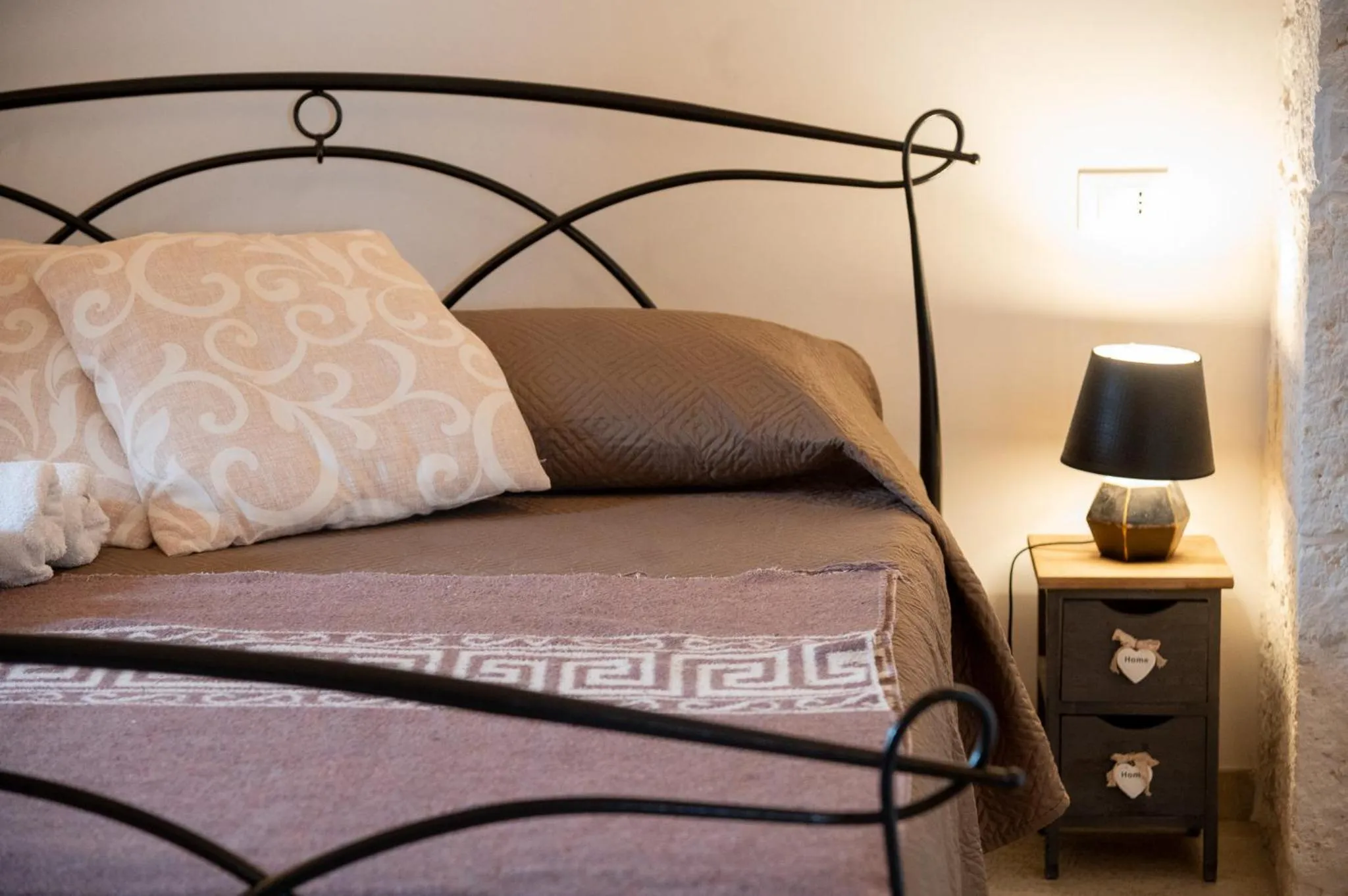 Decorative detail, Bed in B&B Pietra Rosa