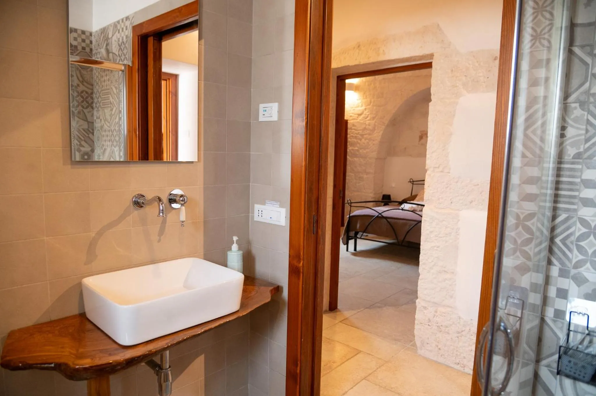 Shower, Bed in B&B Pietra Rosa