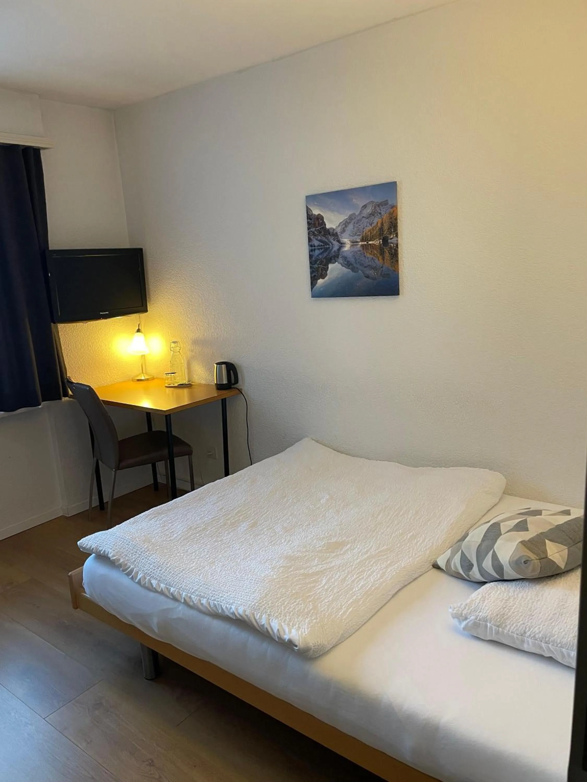 Photo of the whole room, Bed in Hotel Europe Brig