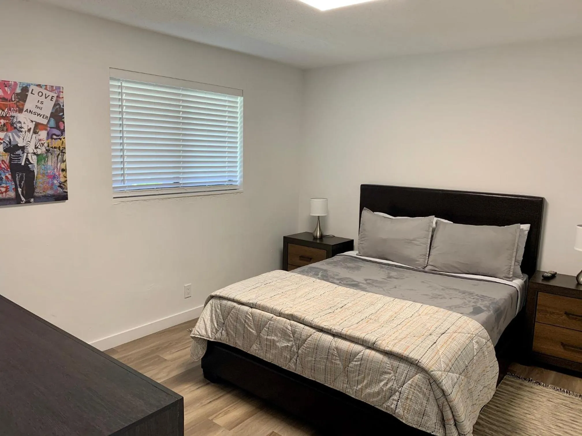 Bedroom, Bed in Harbourside Flats