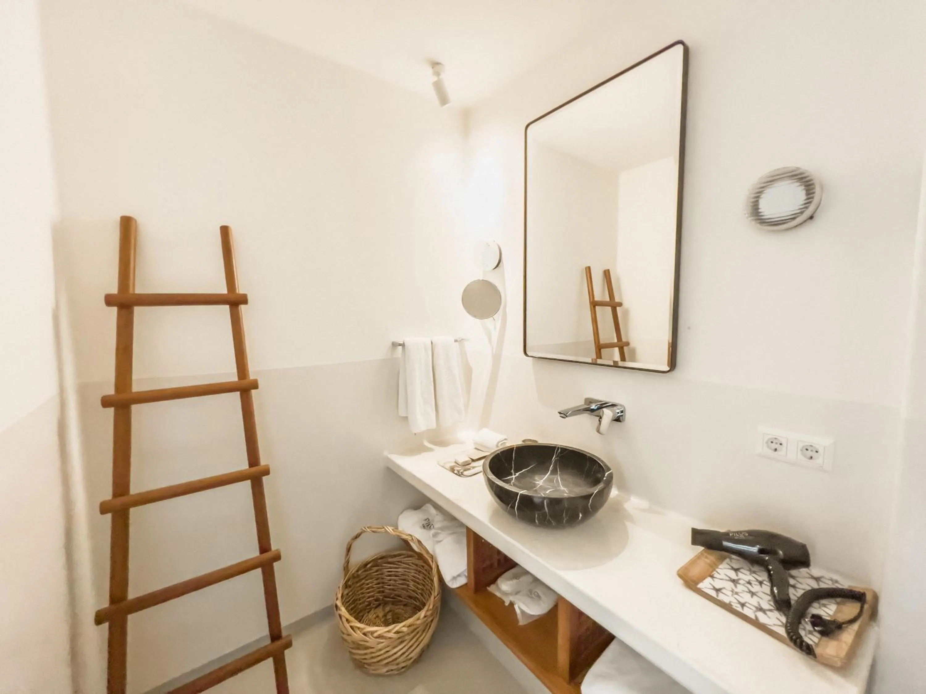 Toilet in Pilos Suites