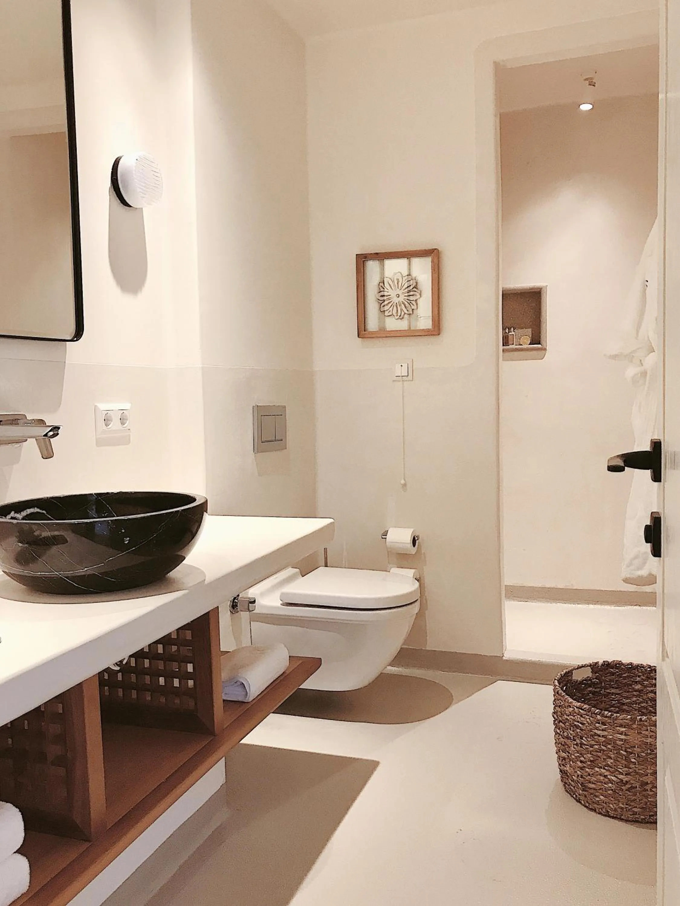 Toilet in Pilos Suites