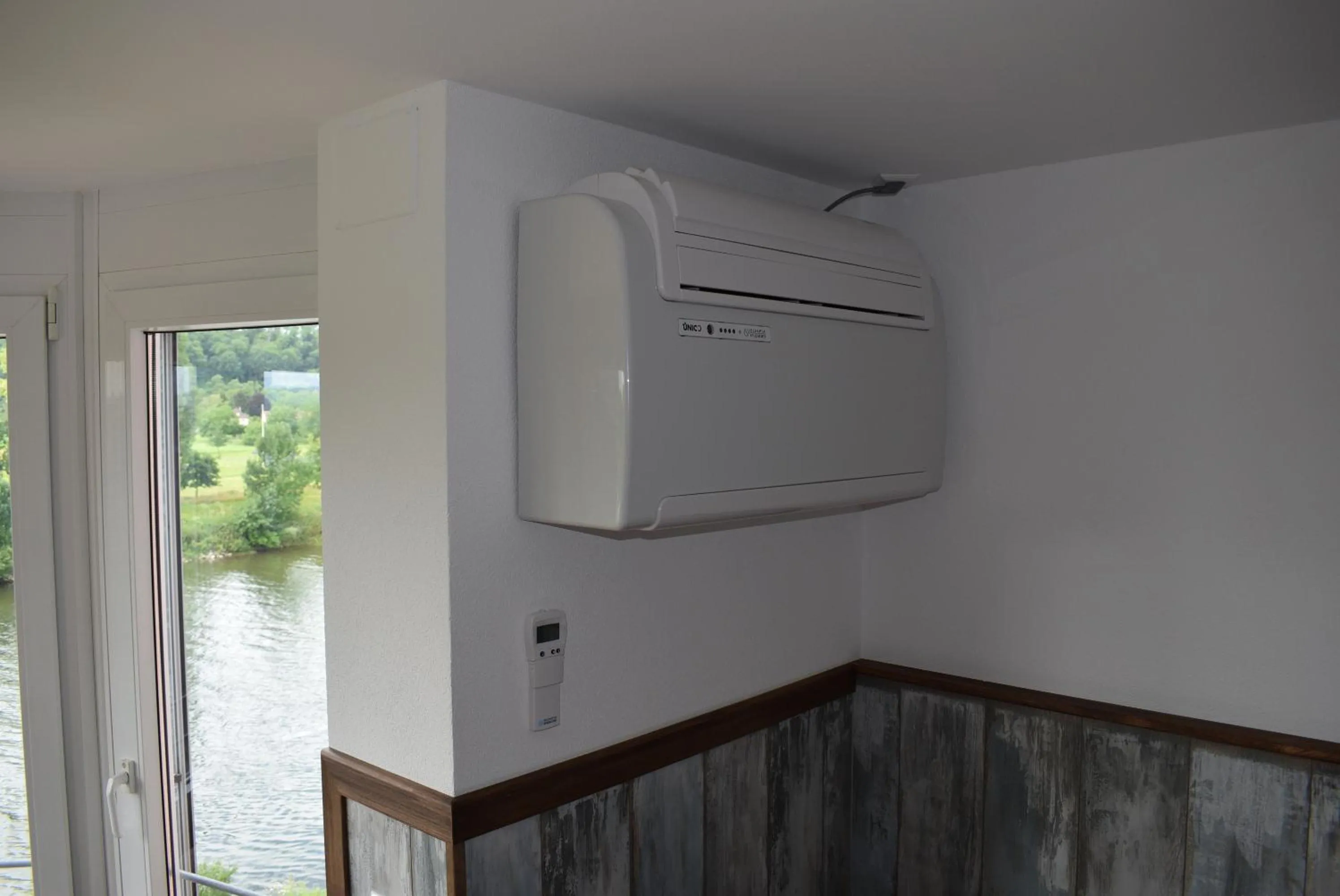 air conditioner in Apartments mit Klimaanlage am Neckarufer, Schöne Aussicht