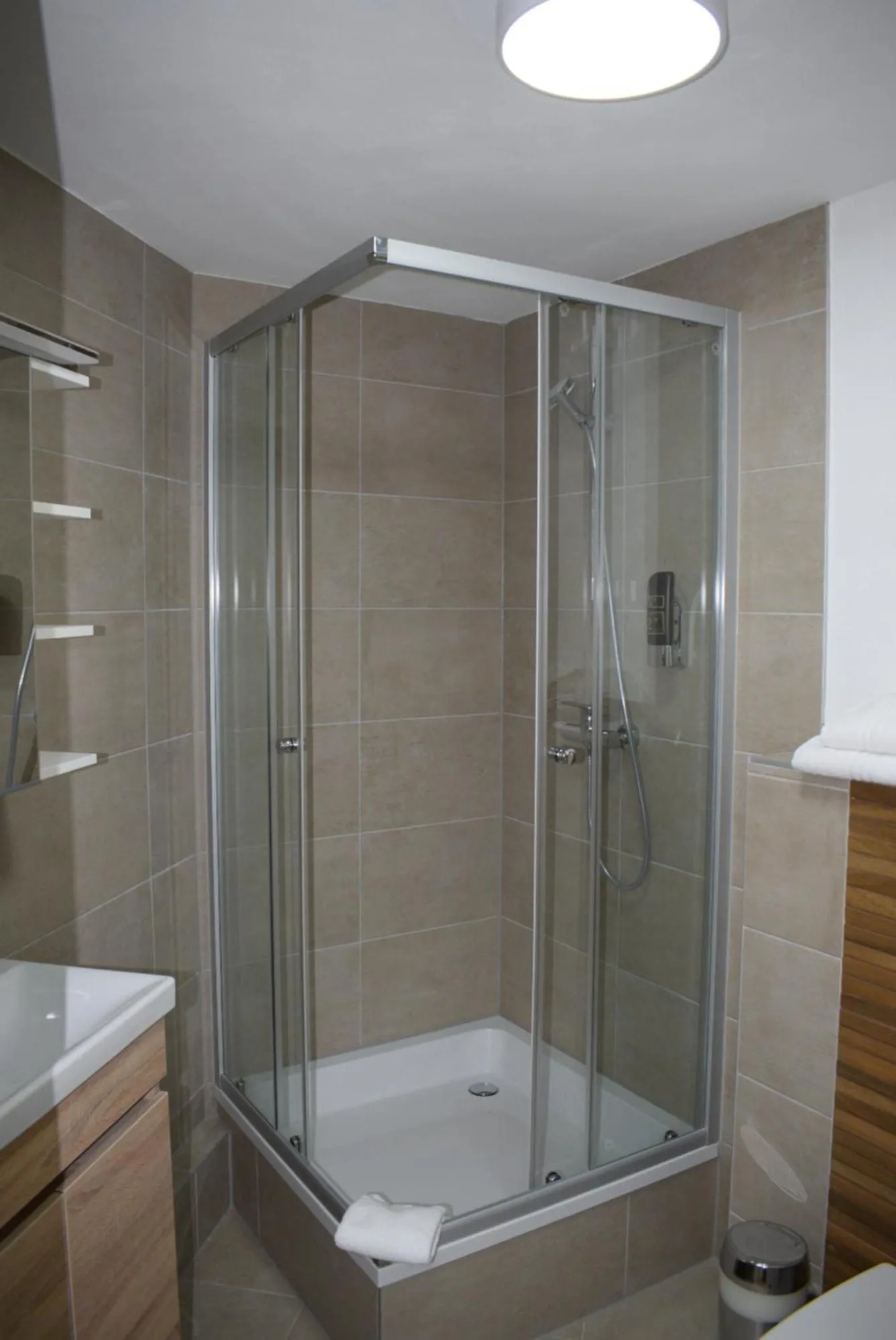 Shower in Apartments mit Klimaanlage am Neckarufer, Schöne Aussicht