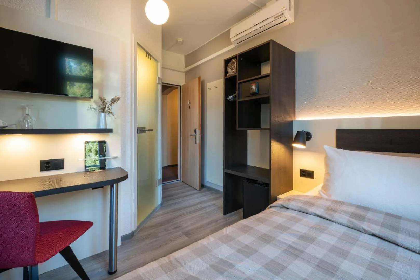 Bed in Hotel Derby Interlaken - self check-in